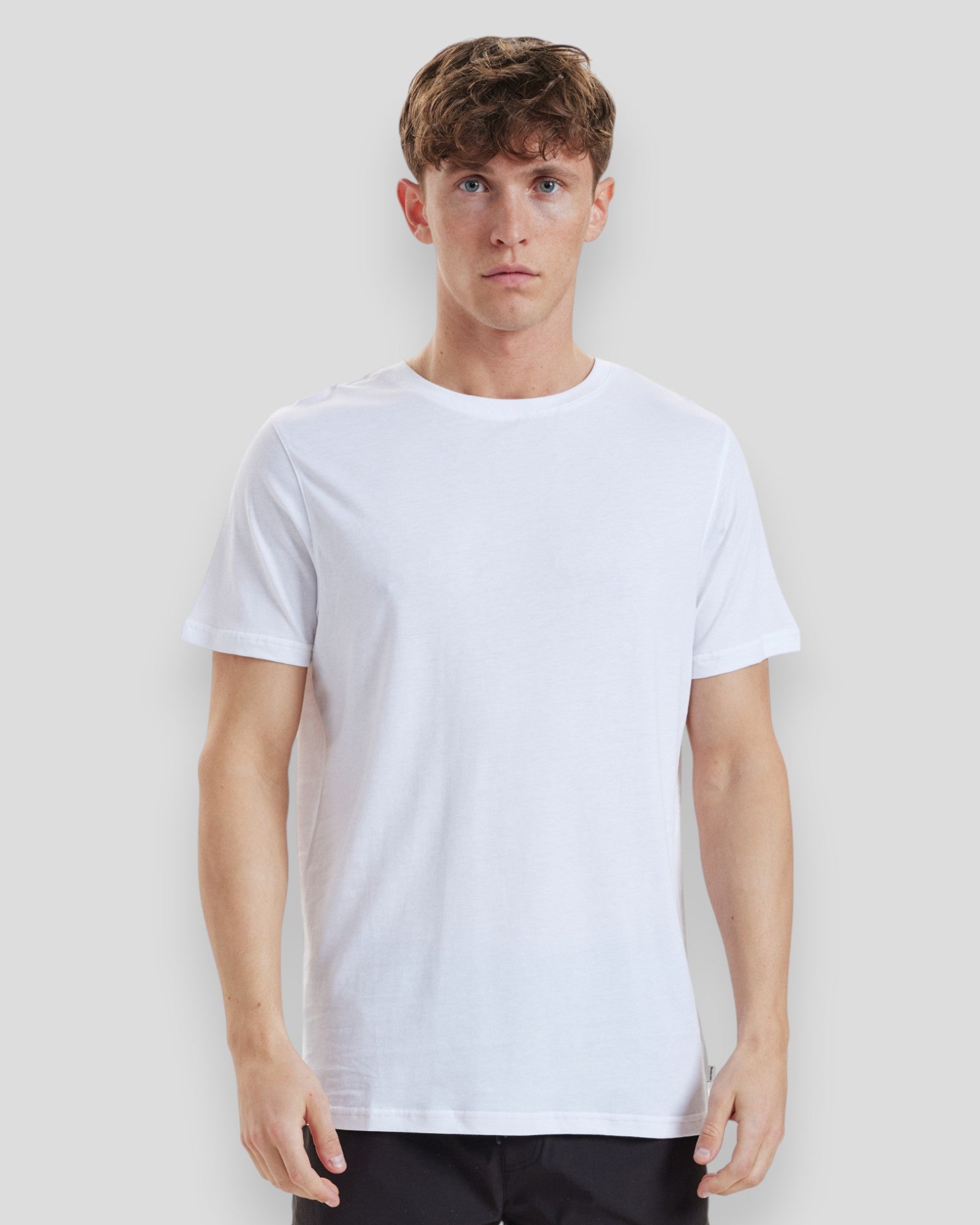 Hvid Resteröds Bamboo T-shirt med rund hals, blød og komfortabel bomuldsblanding, afslappet pasform, vist på model.