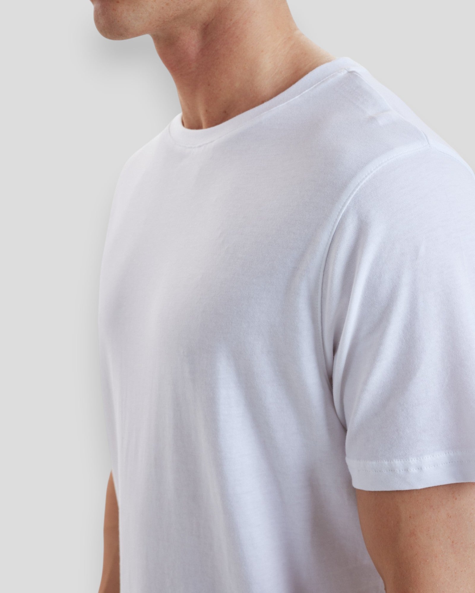 Hvid Resteröds Bamboo T-shirt, blødt bomulds- og bambustøj, vises med rund hals og kort ærme.