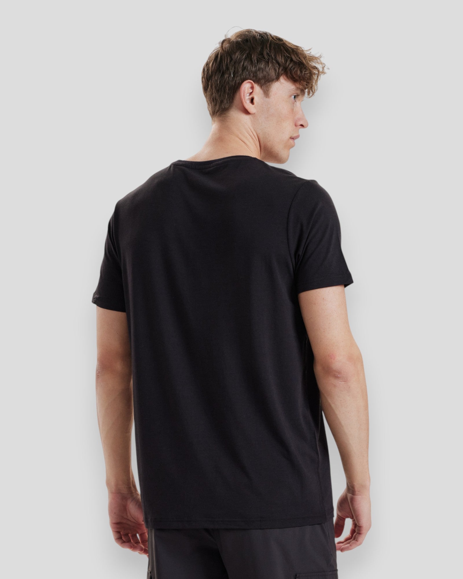 Sort Resteröds Bamboo T-shirt i bomuld med rund hals og korte ærmer, vises i billedet.