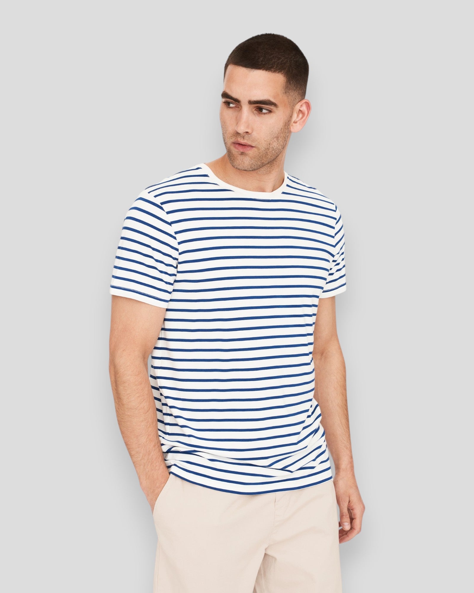 Mænds Resteröds Bamboo Tee i navy blazer-striber, blødt bomuldstøj med moderne stribemønster og komfortabel pasform.