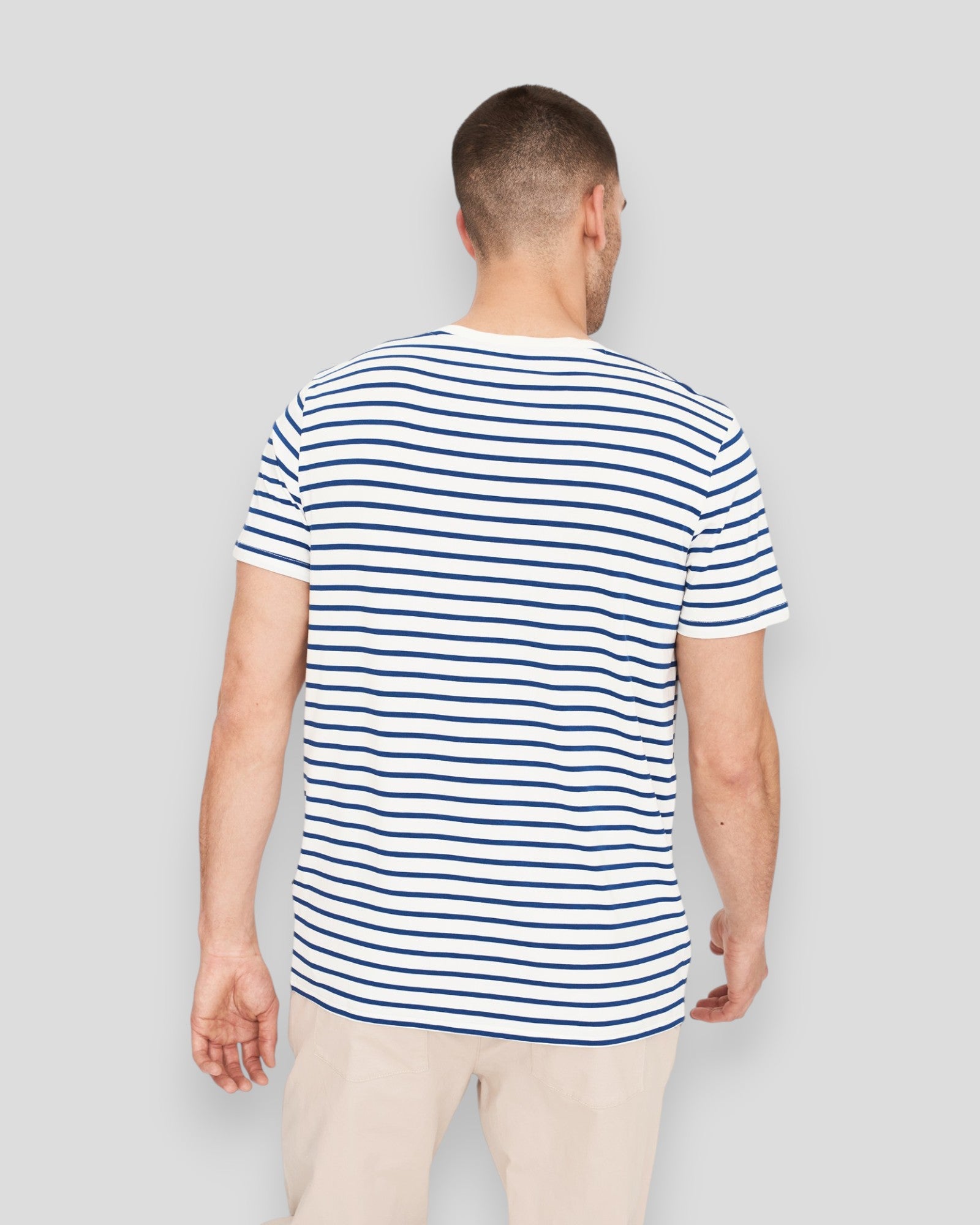 Resteröds Bamboo T-shirt i navy blazer striber, blødt bomulds- og bambusmateriale, afslappet pasform, synlig med striber og logo.