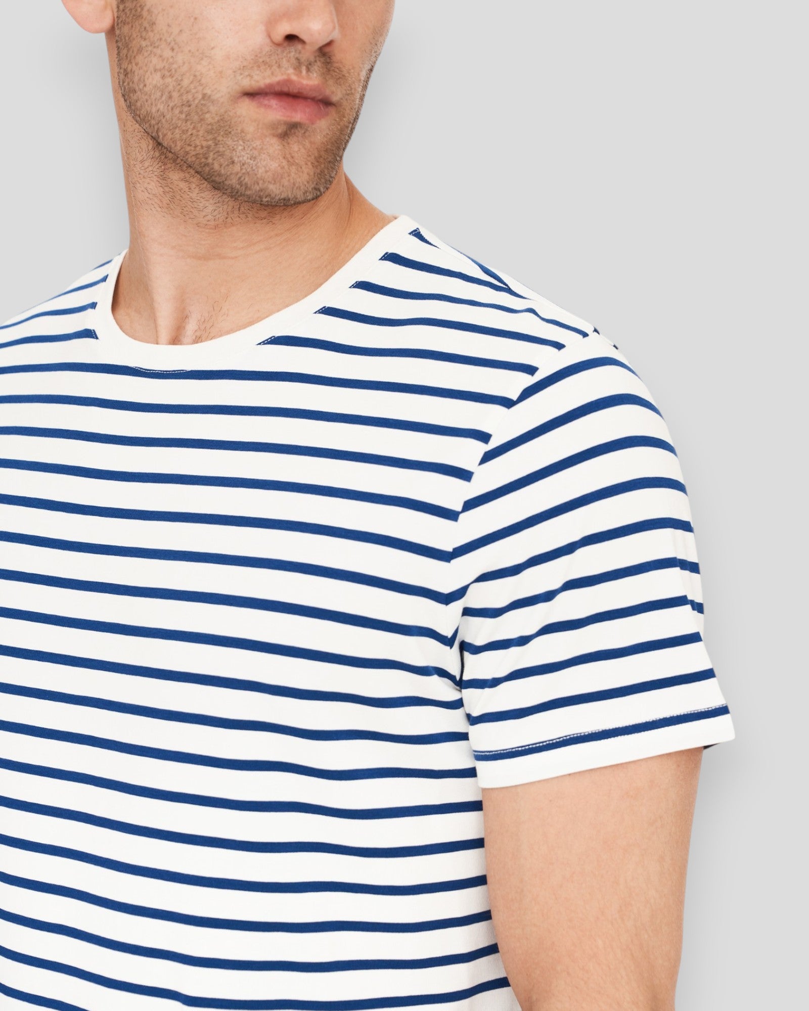 Resteröds Bamboo Tee i navy blazer-striber, afslappet T-shirt lavet af bambusmateriale, vises med stribet design og rund hals.