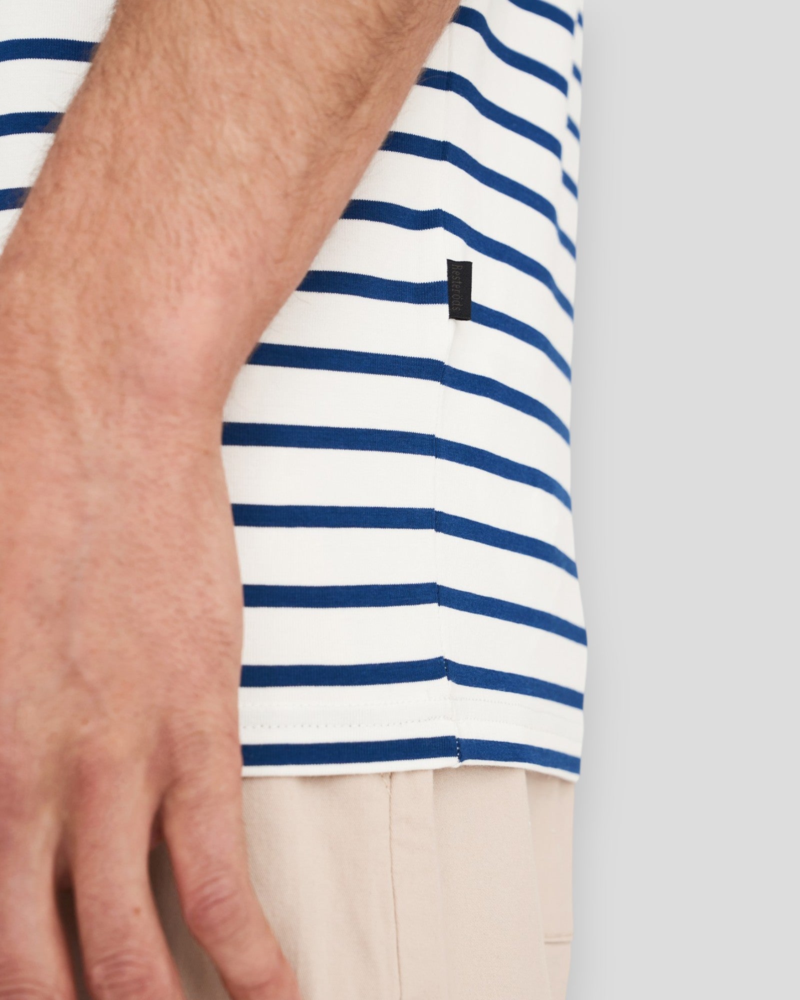 Resteröds Bamboo Tee i navy blazer striber, komfortabel t-shirt med bløde bambusmaterialer og klassisk design.