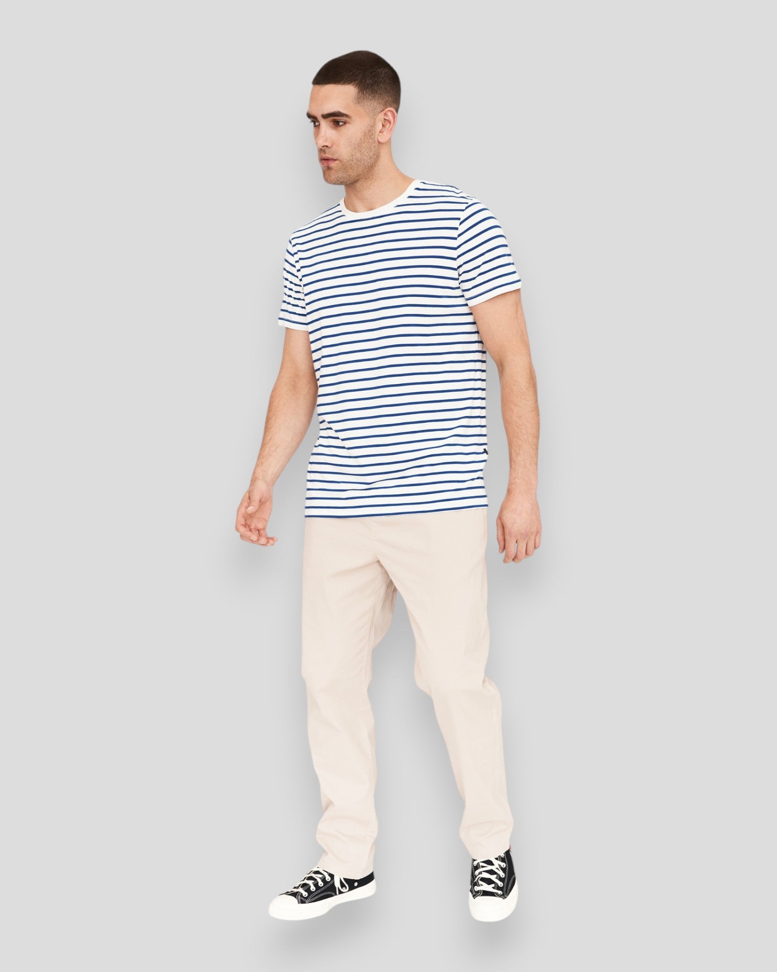 Resteröds Bamboo Tee i navy blazer-striber med rund hals, blødt og komfortabelt bomulds- og bambymateriale.