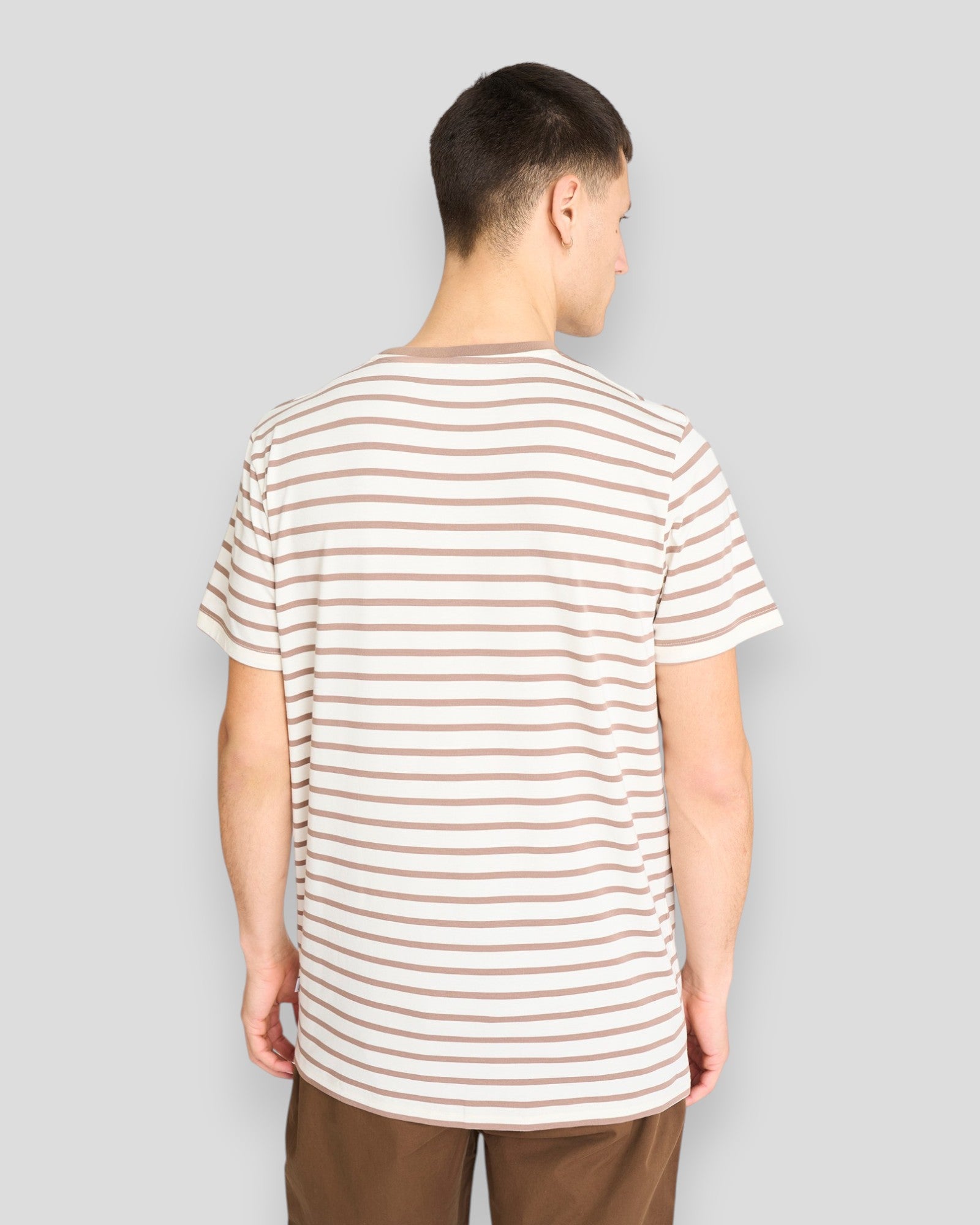 Resteröds bambus T-shirt med brune striber, blødt og behageligt stof, vises på billedet.