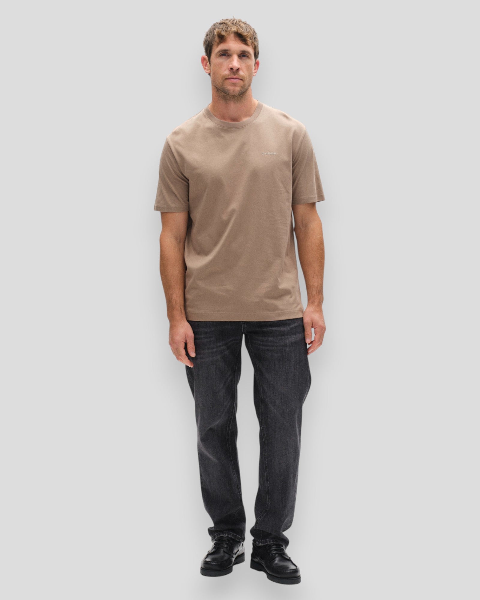 Dune Logo SS Gots T-shirt fra Gabba med fungi-mønster, synlig foran på en sort bomulds T-shirt.