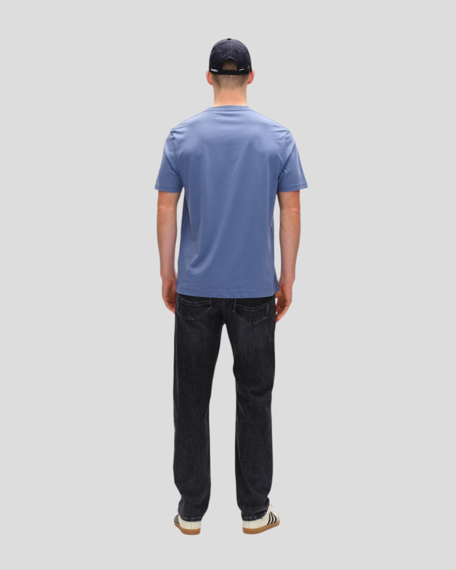 Gabba Dune Logo SS GOTS i Blue Horizon – en tidløs t-shirt i økologisk bomuld, med diskret logo og GOTS-certificering for bæredygtig kvalitet.