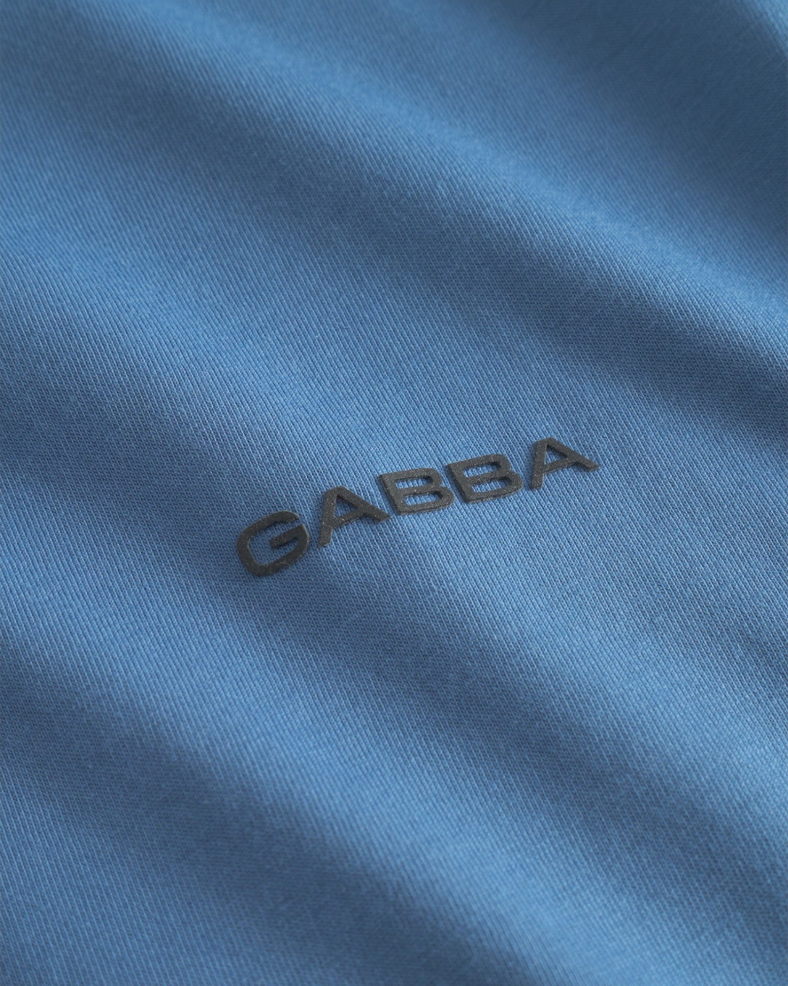 Gabba Dune Logo SS GOTS i Blue Horizon – en klassisk t-shirt med logo, lavet af GOTS-certificeret økologisk bomuld for komfort og bæredygtighed.
