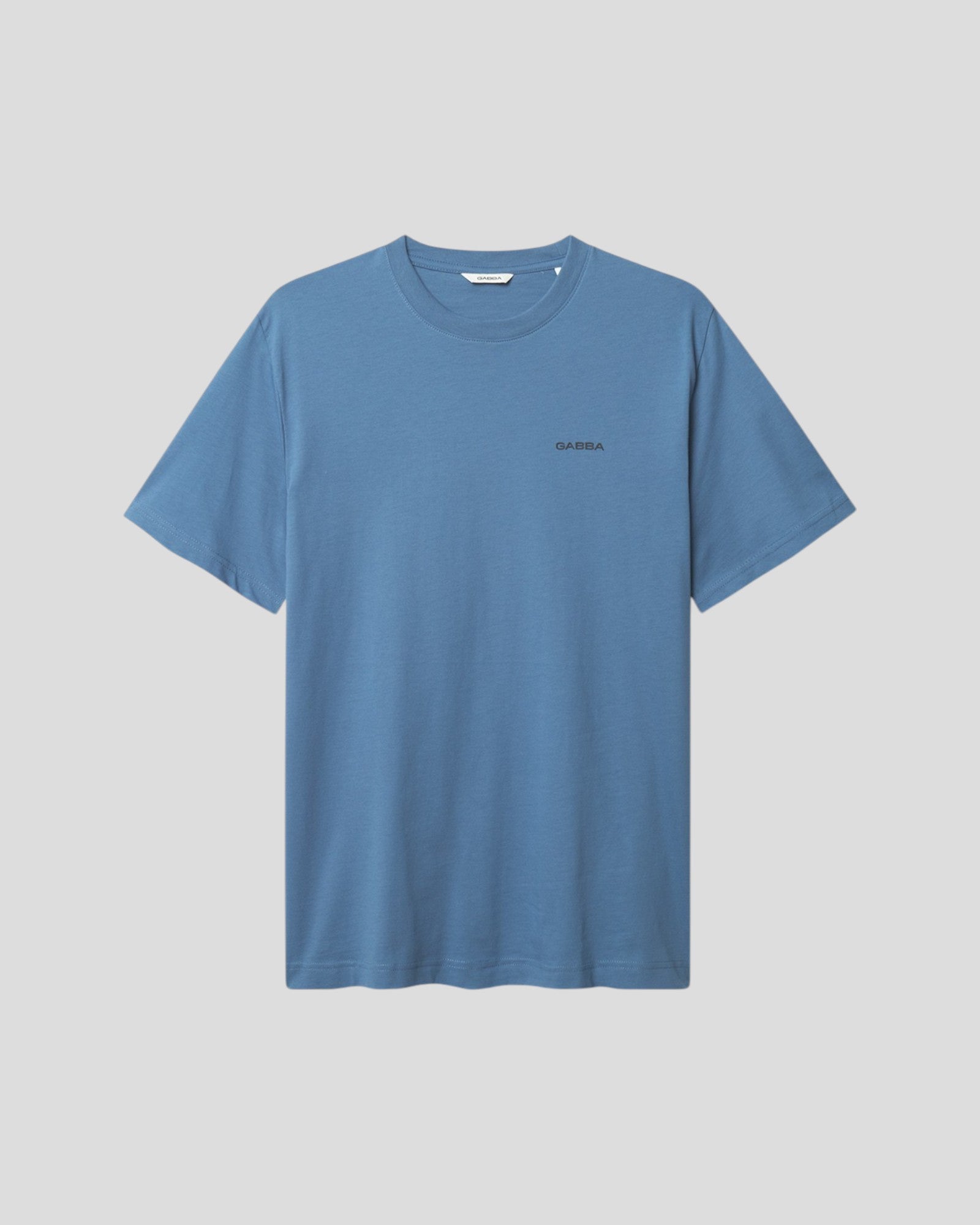 Gabba Dune Logo SS GOTS i Blue Horizon – en stilfuld t-shirt med diskret logo og GOTS-certificeret økologisk bomuld.