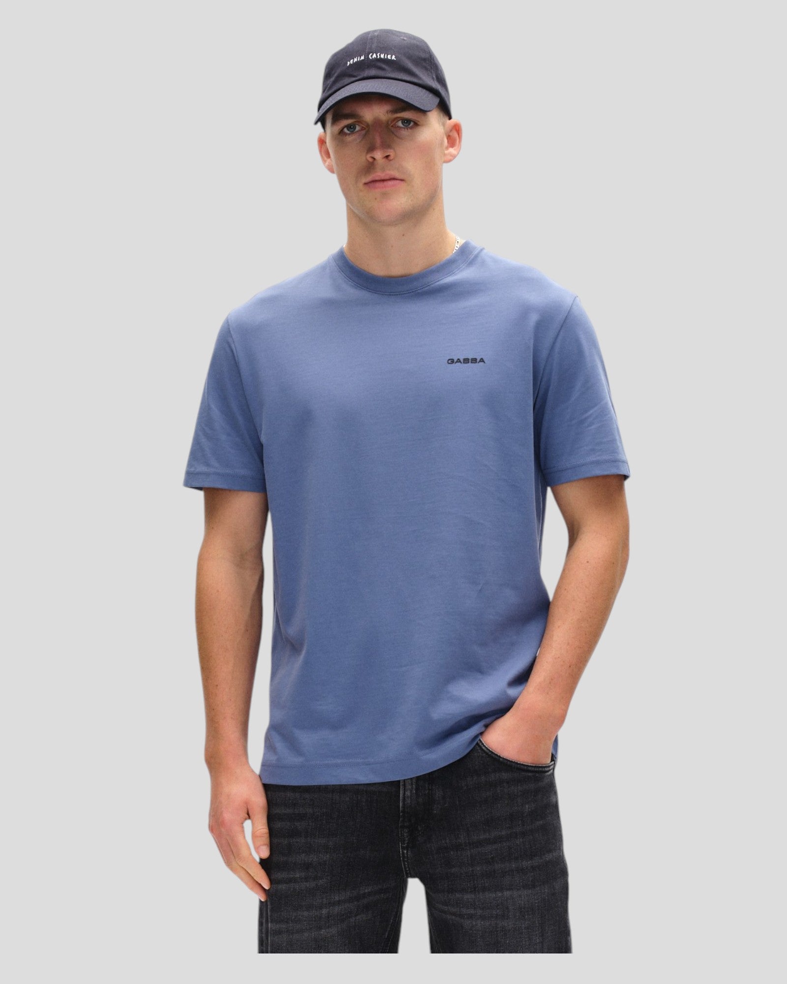 Gabba Dune Logo SS GOTS i Blue Horizon – t-shirt i økologisk bomuld med stilfuldt logo, ideel til afslappede looks og bæredygtig mode.