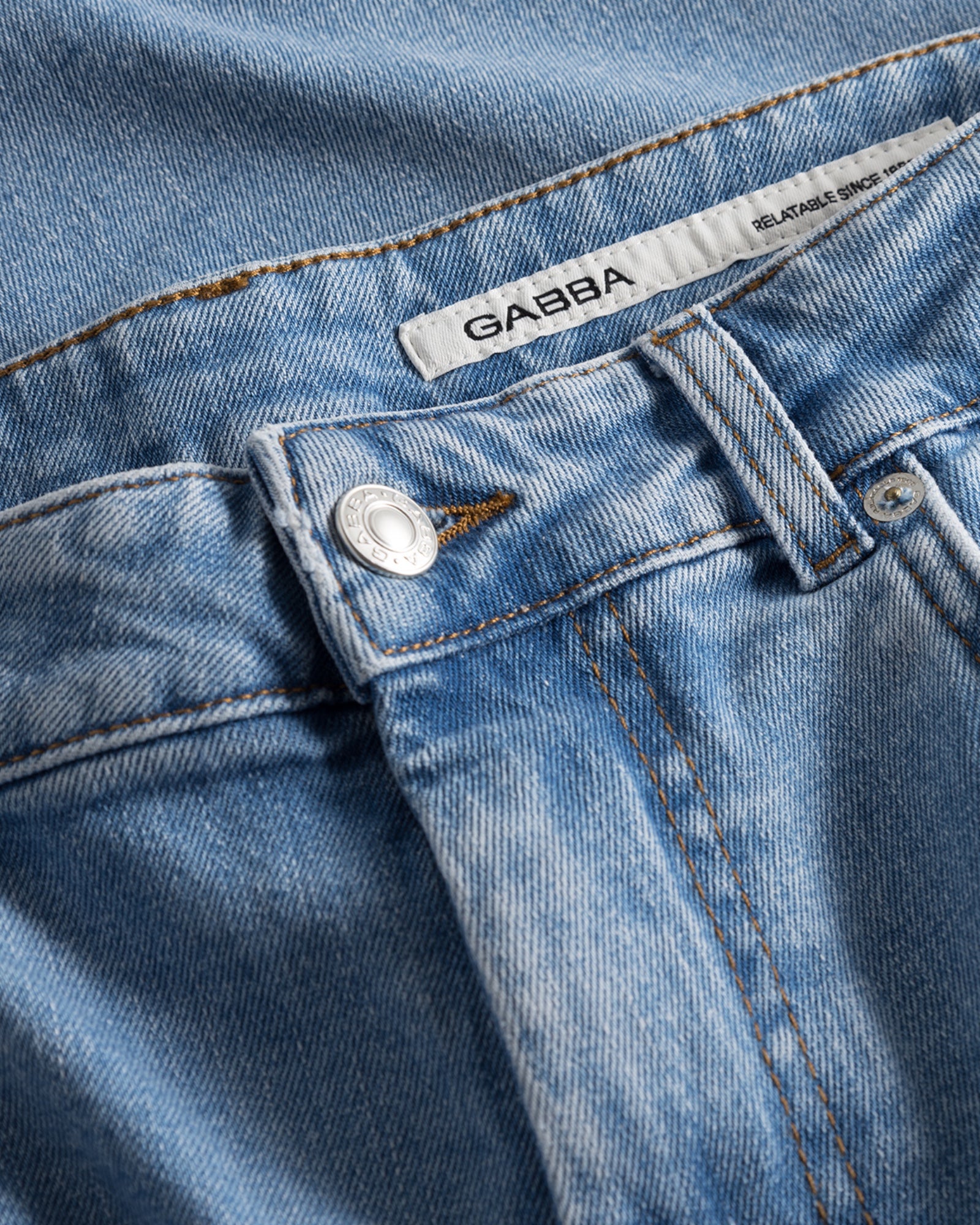 Gabba Marc F1012 Regular Jeans i lys denim, klassisk pasform og blødt materiale, synlig i billedet.