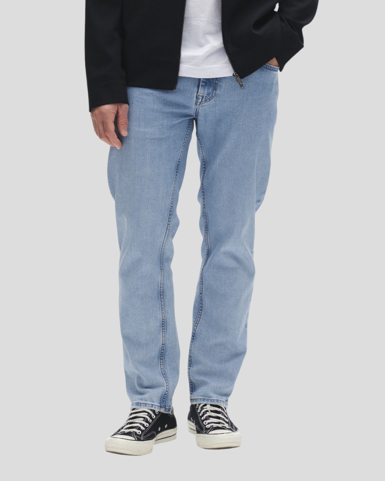 Gabba Marc F1012 regular jeans i lyseblå denim, vises på model med klassisk pasform og synlige syninger.