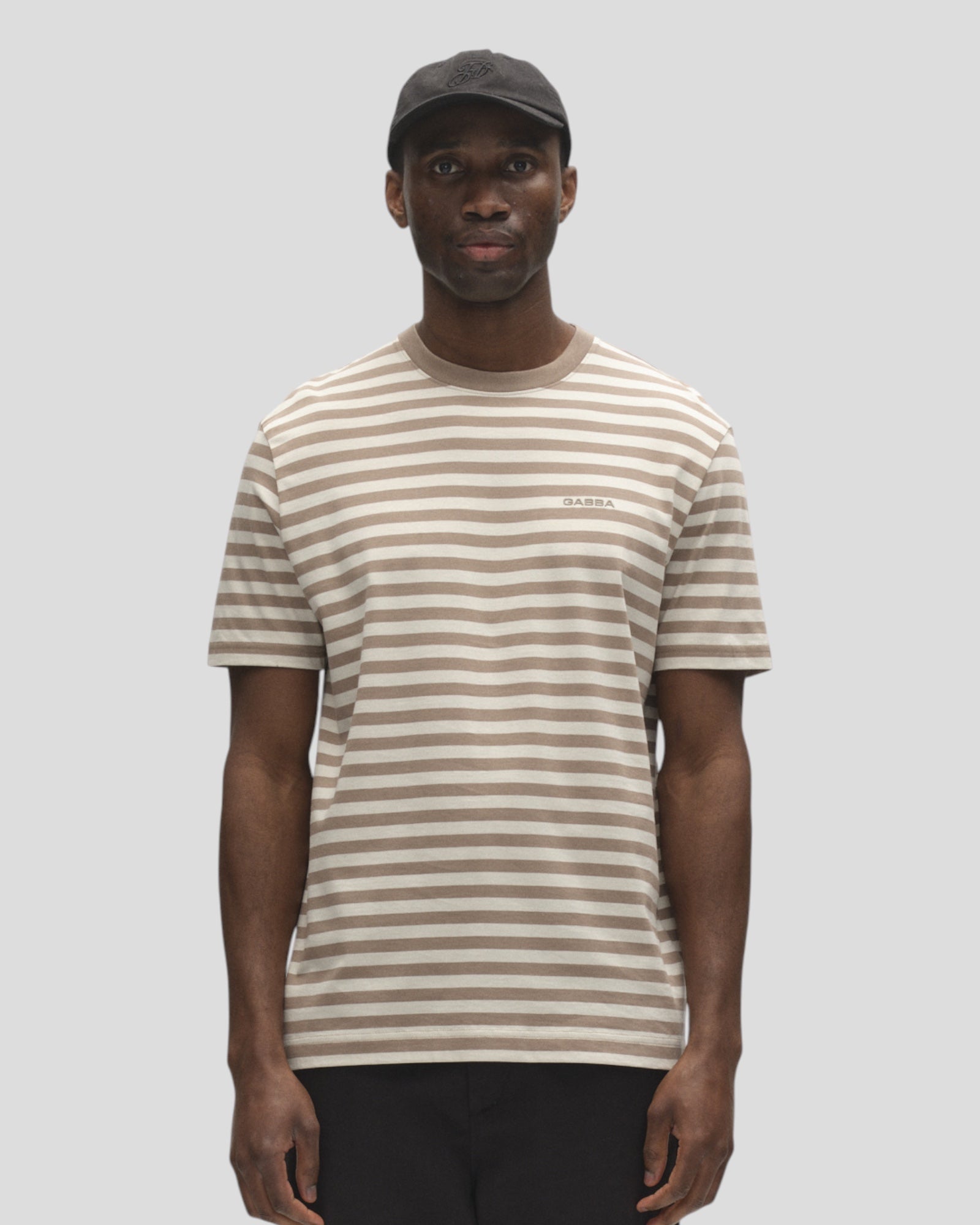 Gabba Dune Logo Stripes SS Gots beige T-shirt med striber og logo, vises fladt på hvid baggrund