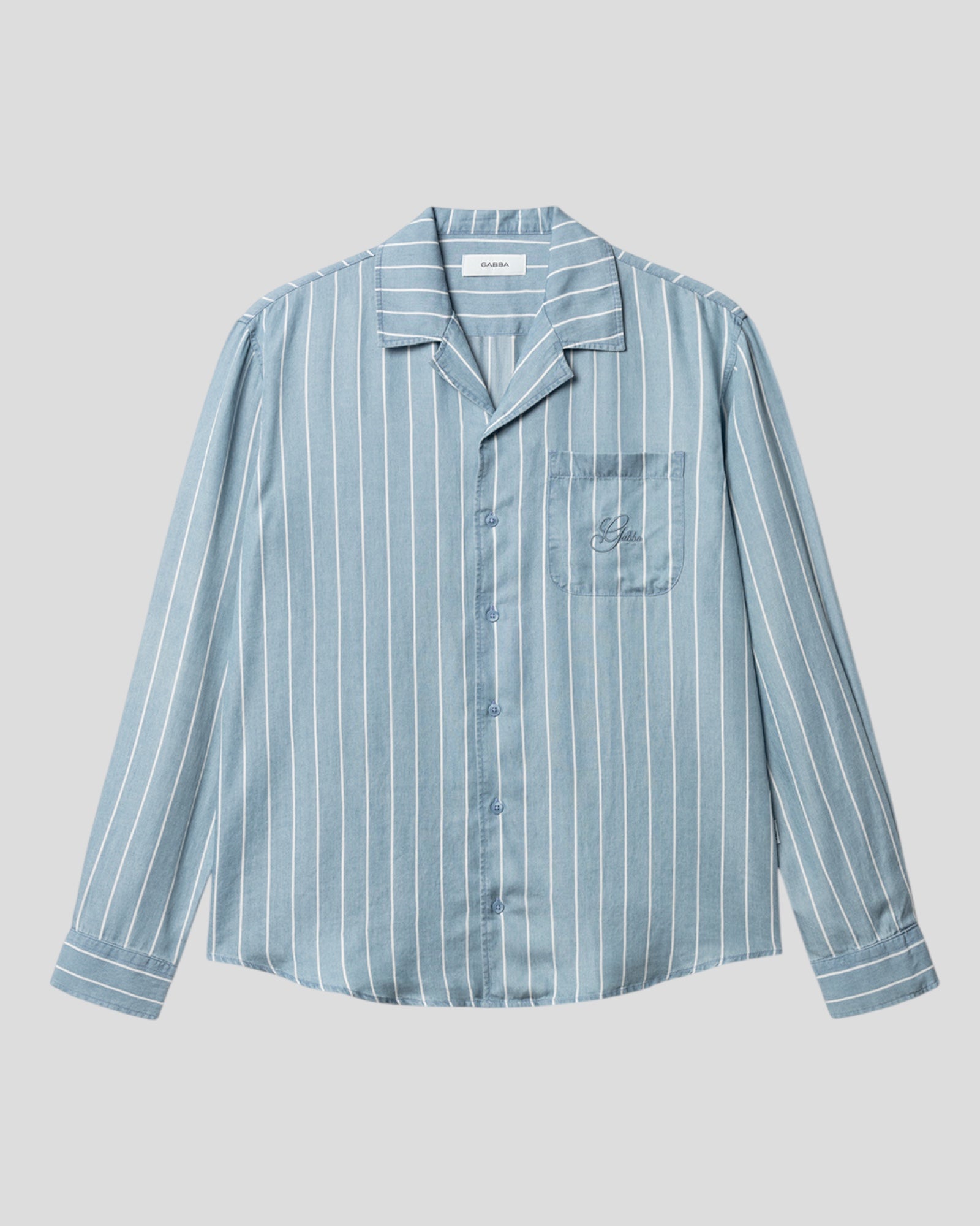 Gabba Timo Resort Stripes langærmet skjorte i lyseblå denim med stribede mønster, vist på model.