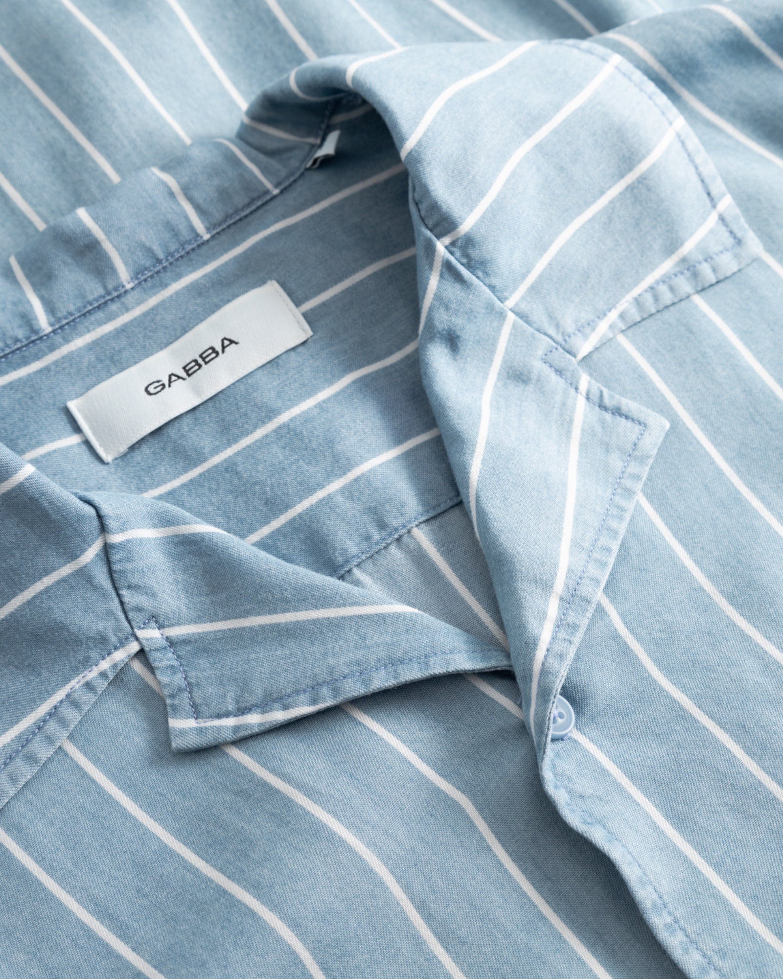 Gabba Timo Resort Stripes langærmet skjorte i lyseblå denim med striber, afslappet herreshirt.