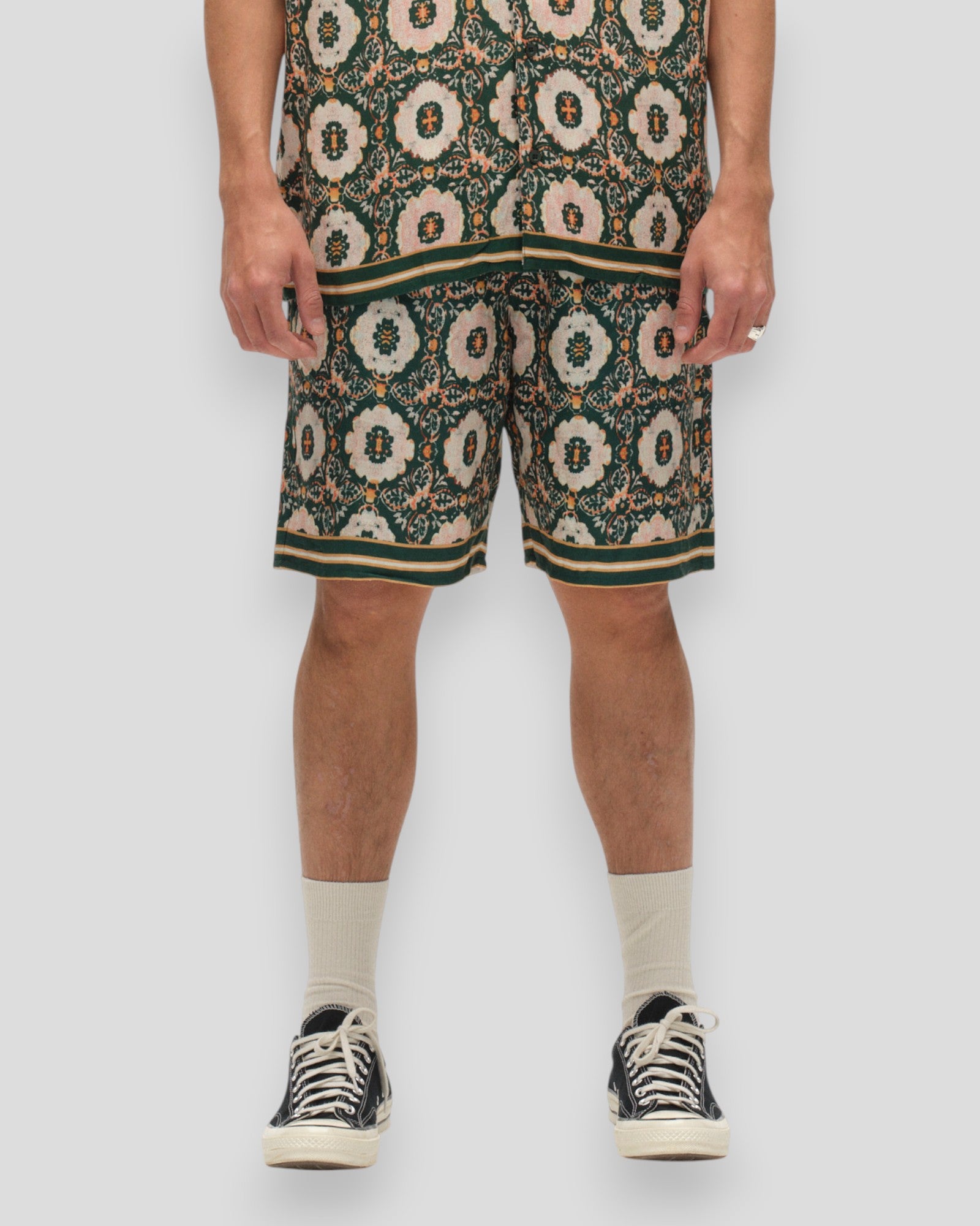 Grønne mønstrede Tommi Oro shorts fra Gabba, afslappet pasform og komfortabelt stof, ideelle til sommerdage.