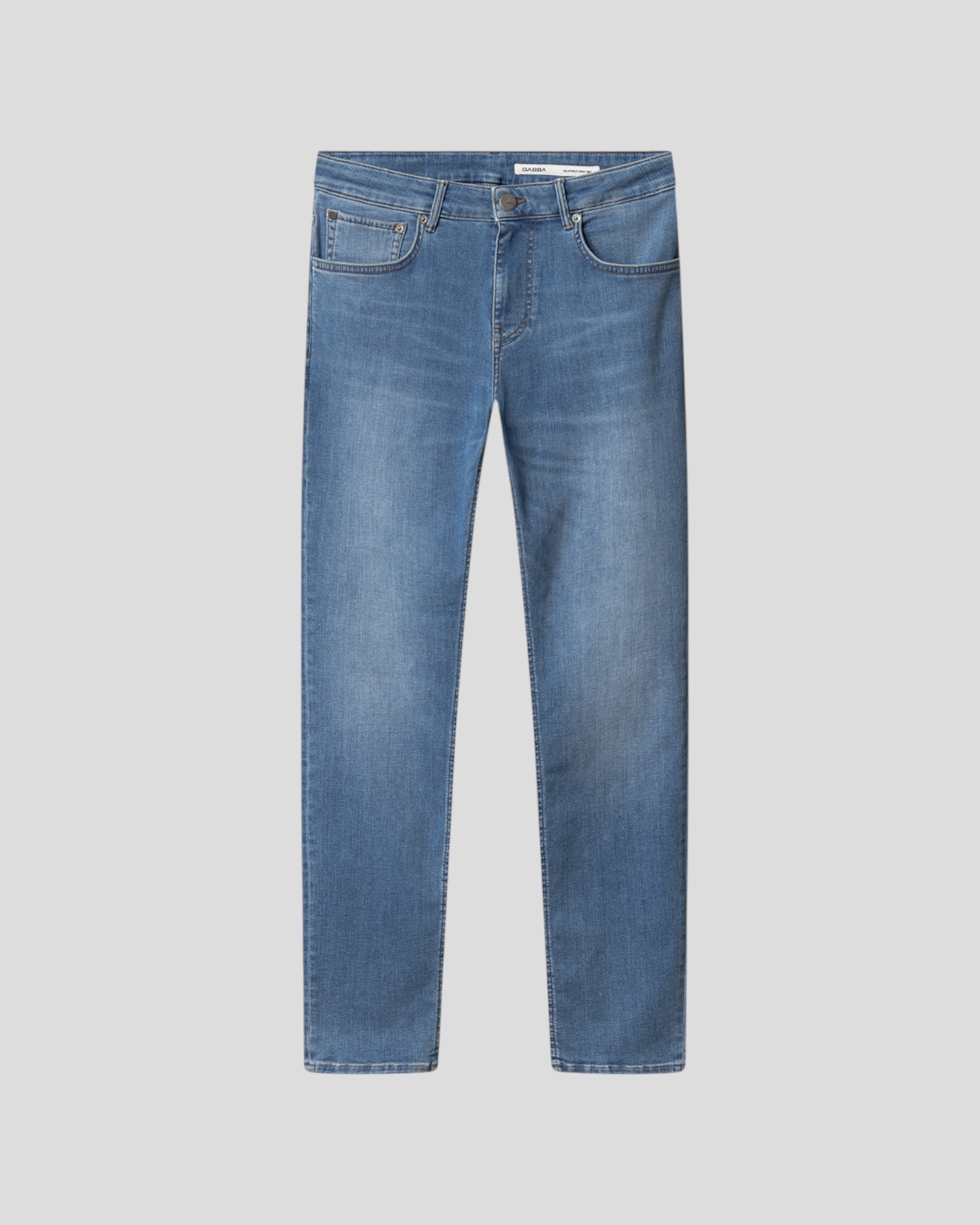 Gabba Jones Dhera jeans i lyseblå denim, klassisk pasform og synlige syninger, vises i dette billede.