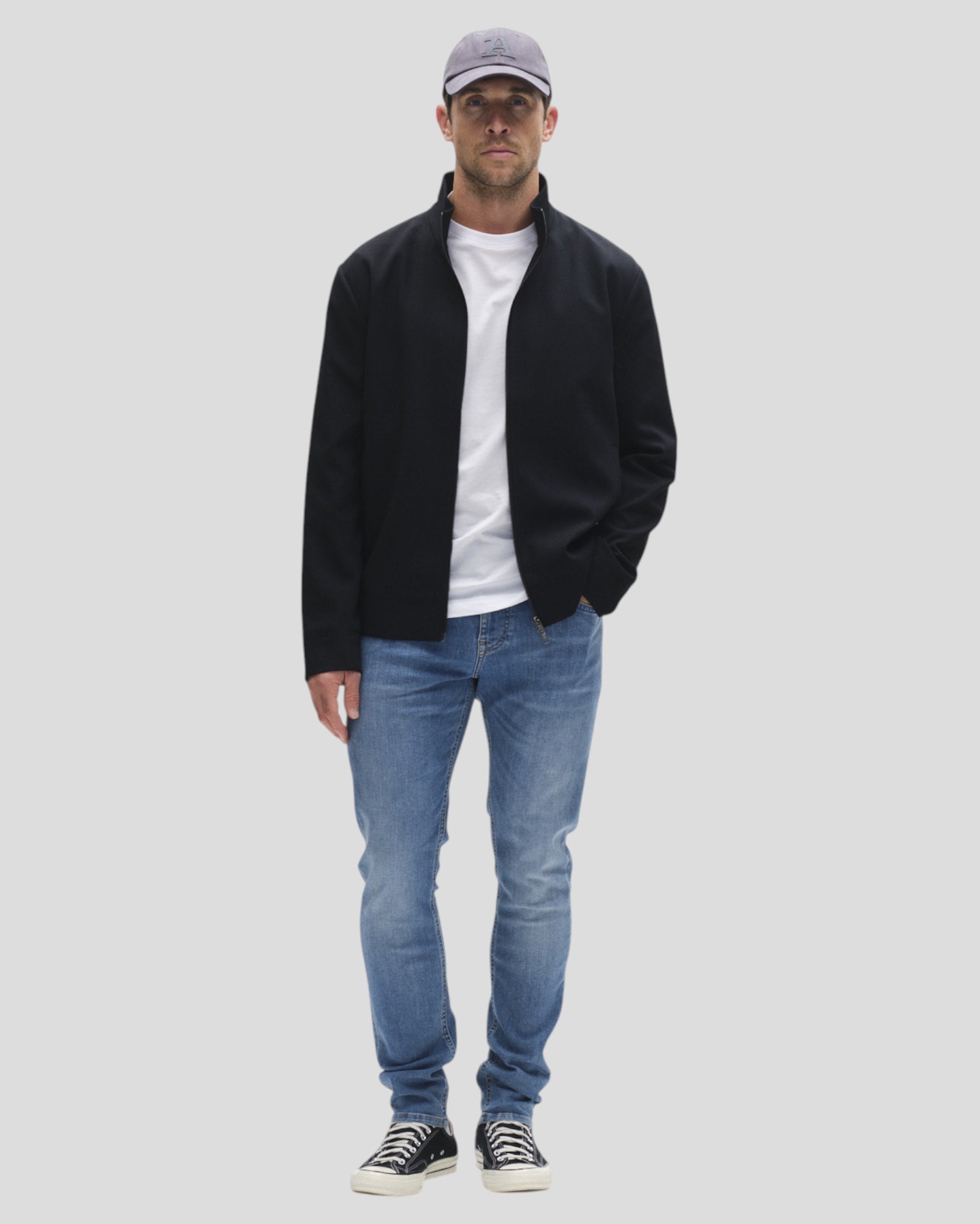 Lyseblå Jones Dhera jeans fra Gabba vist på model, klassisk denim med moderne pasform og stilfuldt snit.