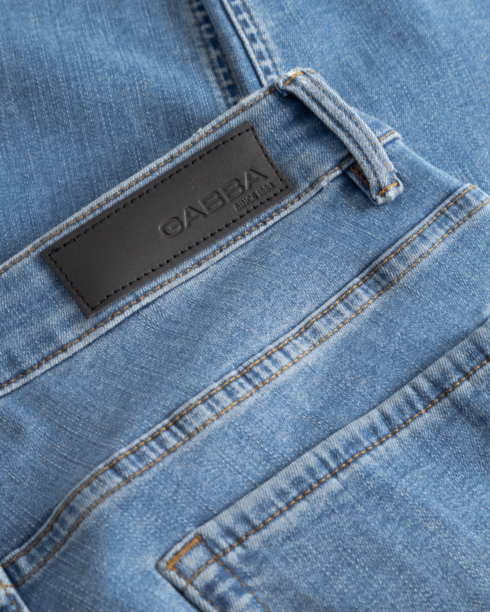 Lyseblå jeans fra Gabba Jones Dhera i denim med klassisk pasform og synlige syninger.