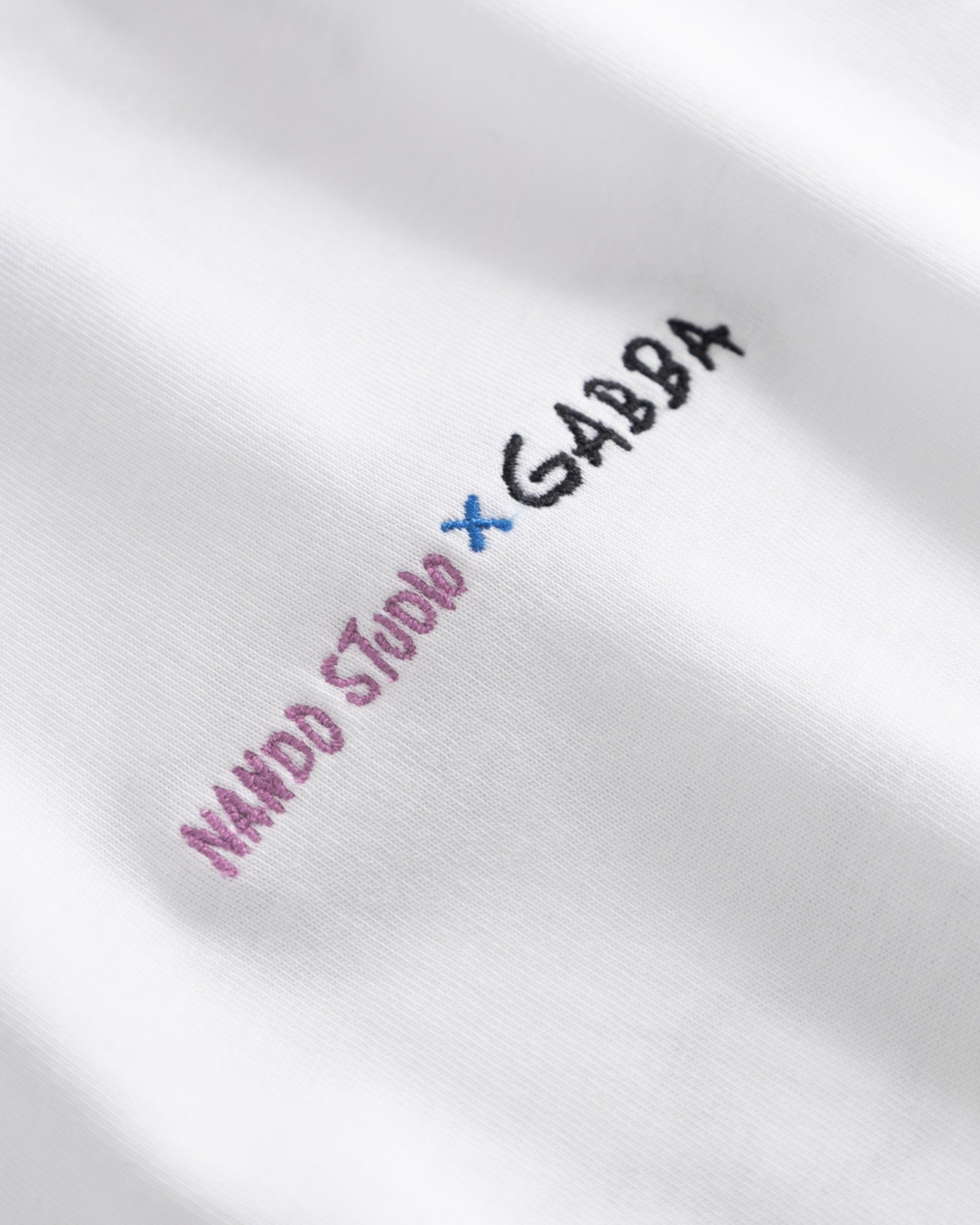 Hvid Nigel Boxy Nando SS T-shirt fra Gabba, vises med rund hals og kort ærme, afslappet fit, på hvid baggrund