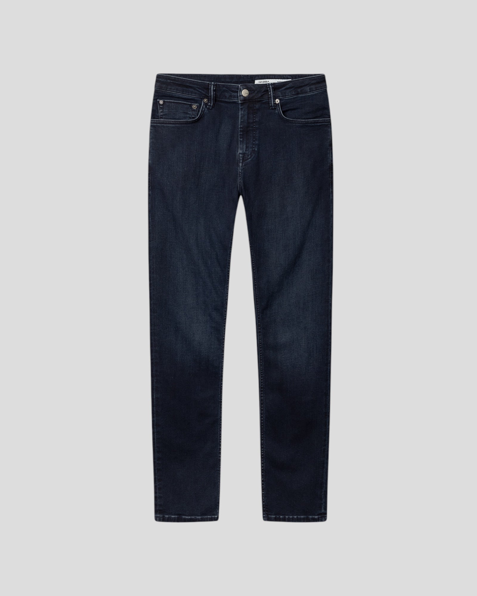 Gabba Jones blå sort denim jeans, afslappede pasform og klassisk design, vist på modellen.