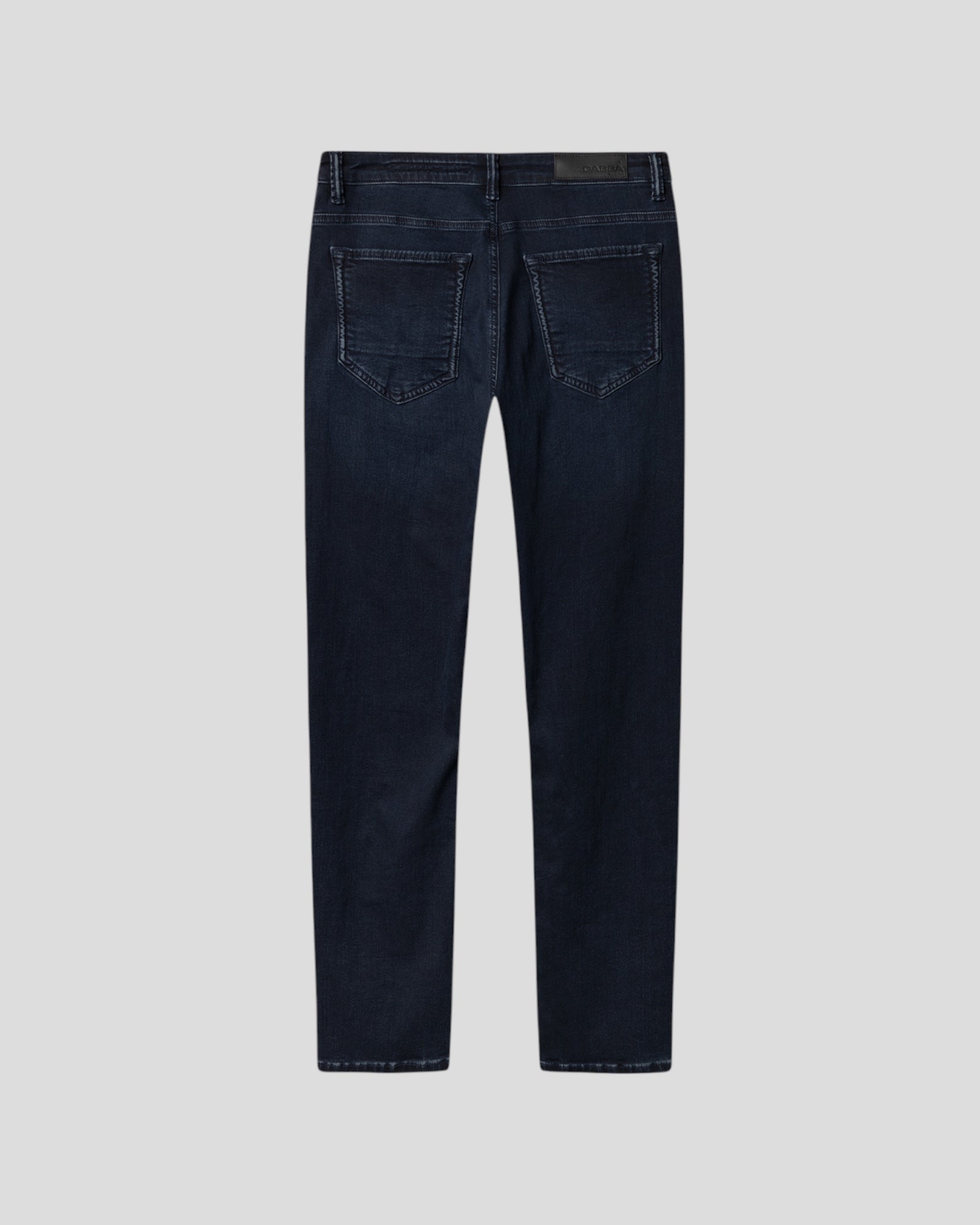 Gabba Jones blåblack jeans i denim, vises med fokus på pasform og detalje i det blå sorte stof.