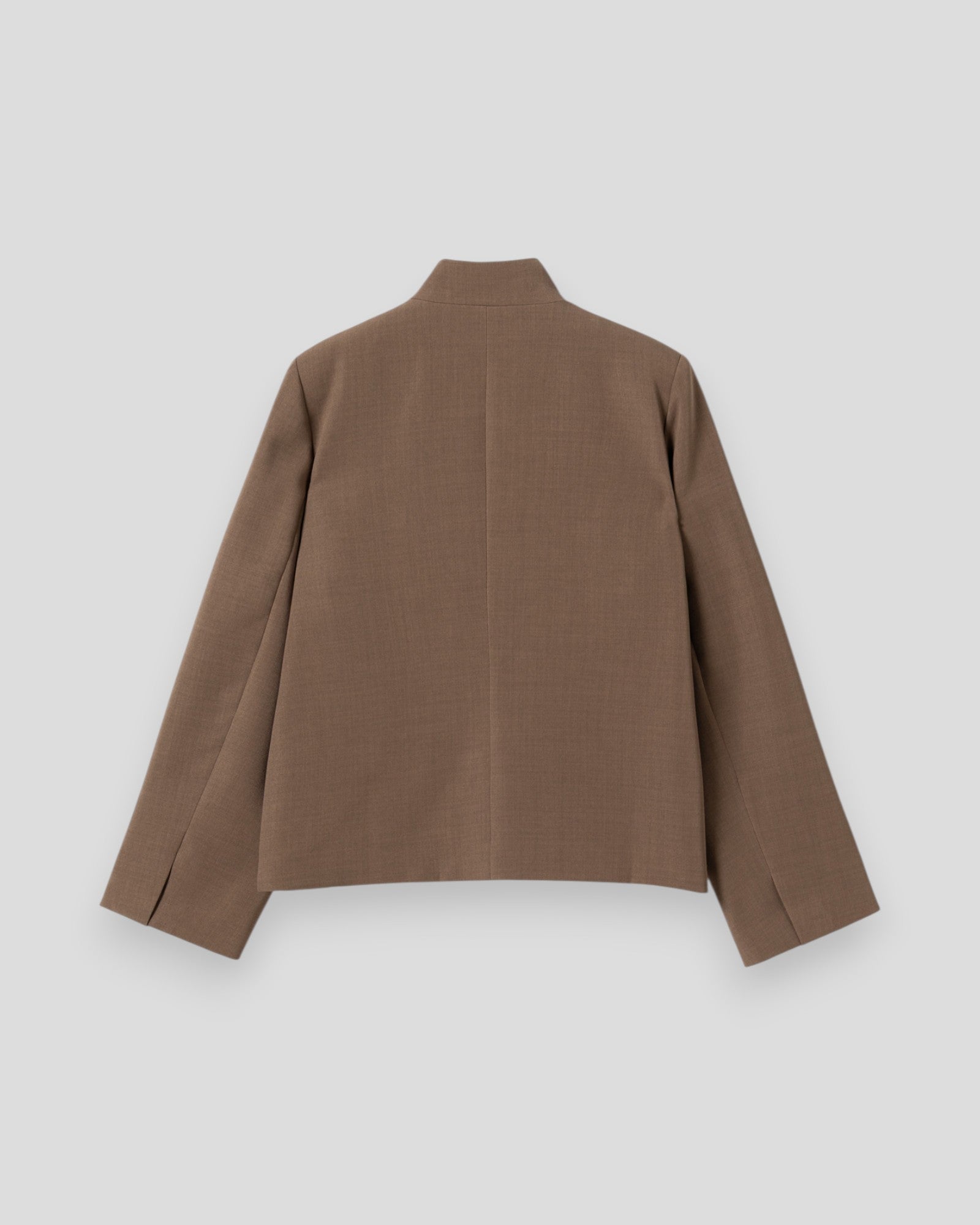 Kvinde i Noella N-Monique sandfarvet blazer, elegant damesaksel, klassisk pasform og moderne design.