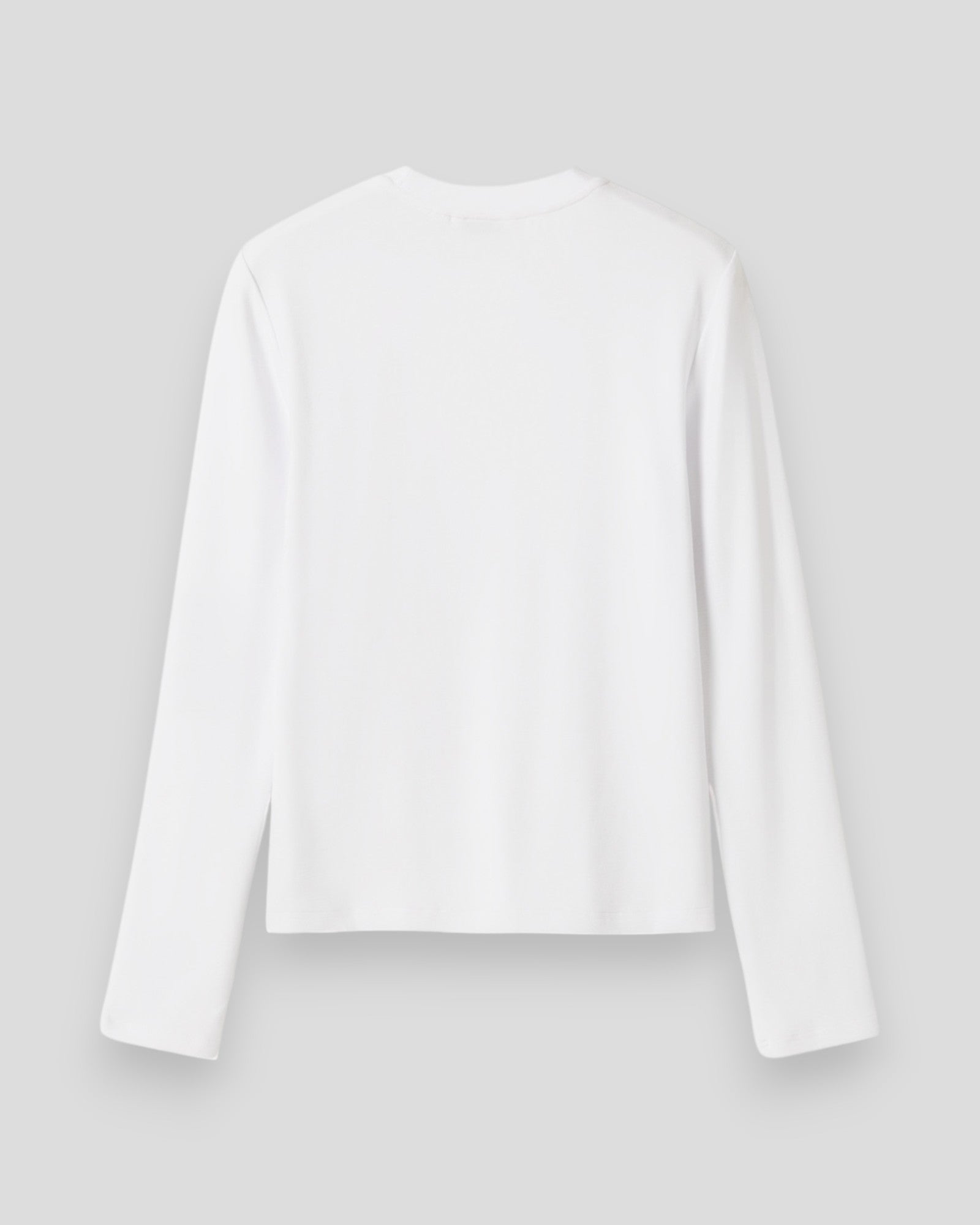 Hvid Noella Lidie LS Top - langærmet bluse med rund hals, vist på model. Perfekt til hverdagsbrug og afslappet stil.