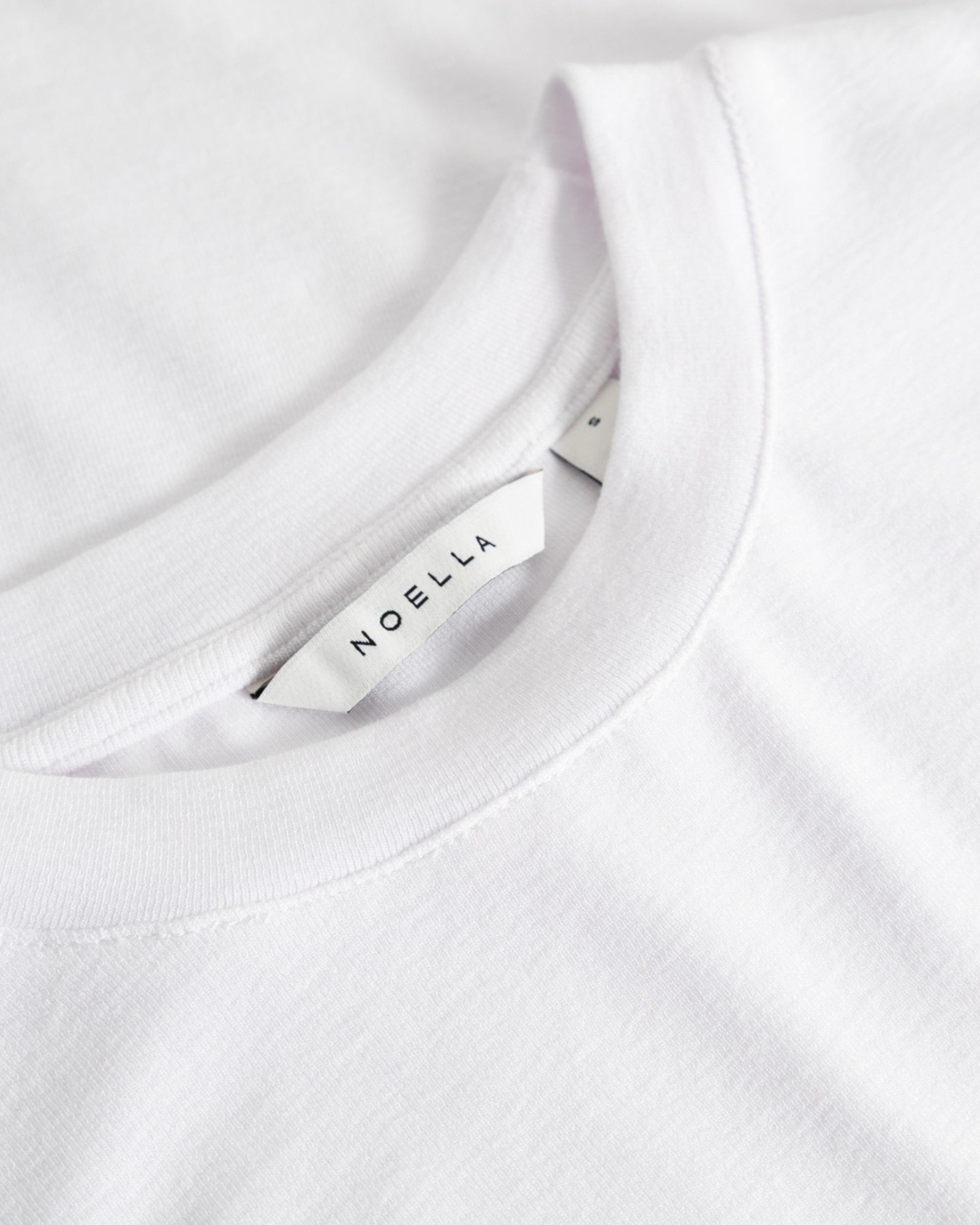 Hvid Noella Lidie LS Top - langærmet top til kvinder, enkelt design, blød bomuldsstof, vises på model.