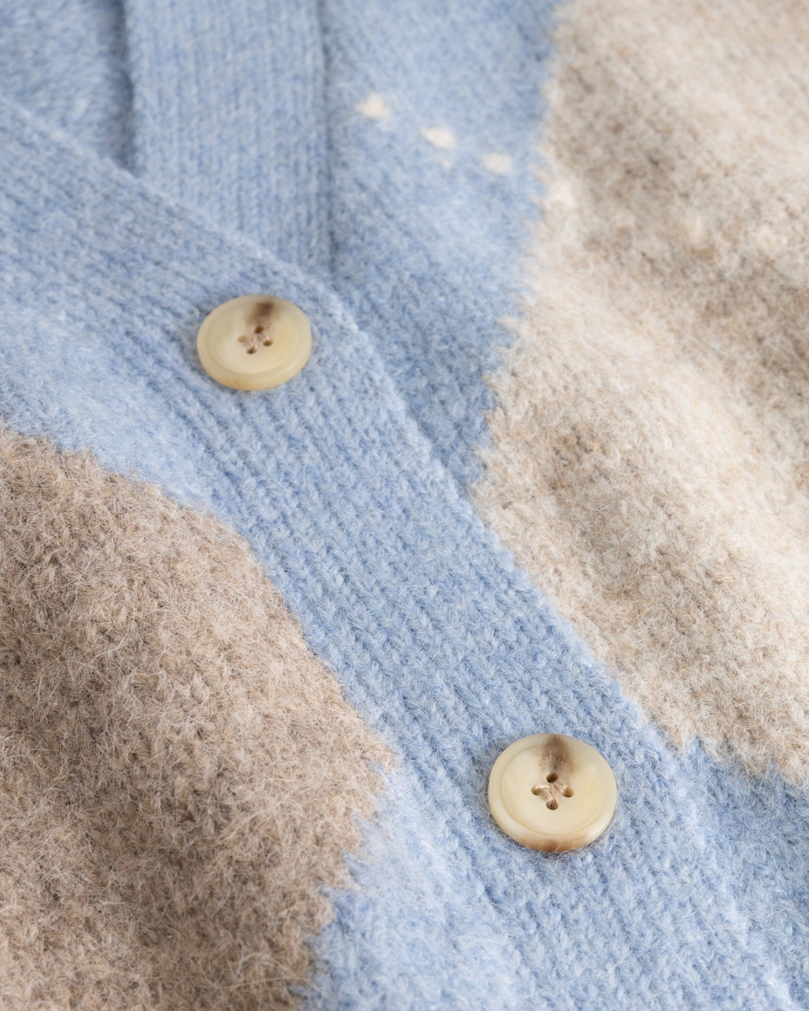 Dame strikket cardigan fra Noella, N-Laiana Sky Blue Mix, blød og varm, vises på model i lyst blåt mønster.
