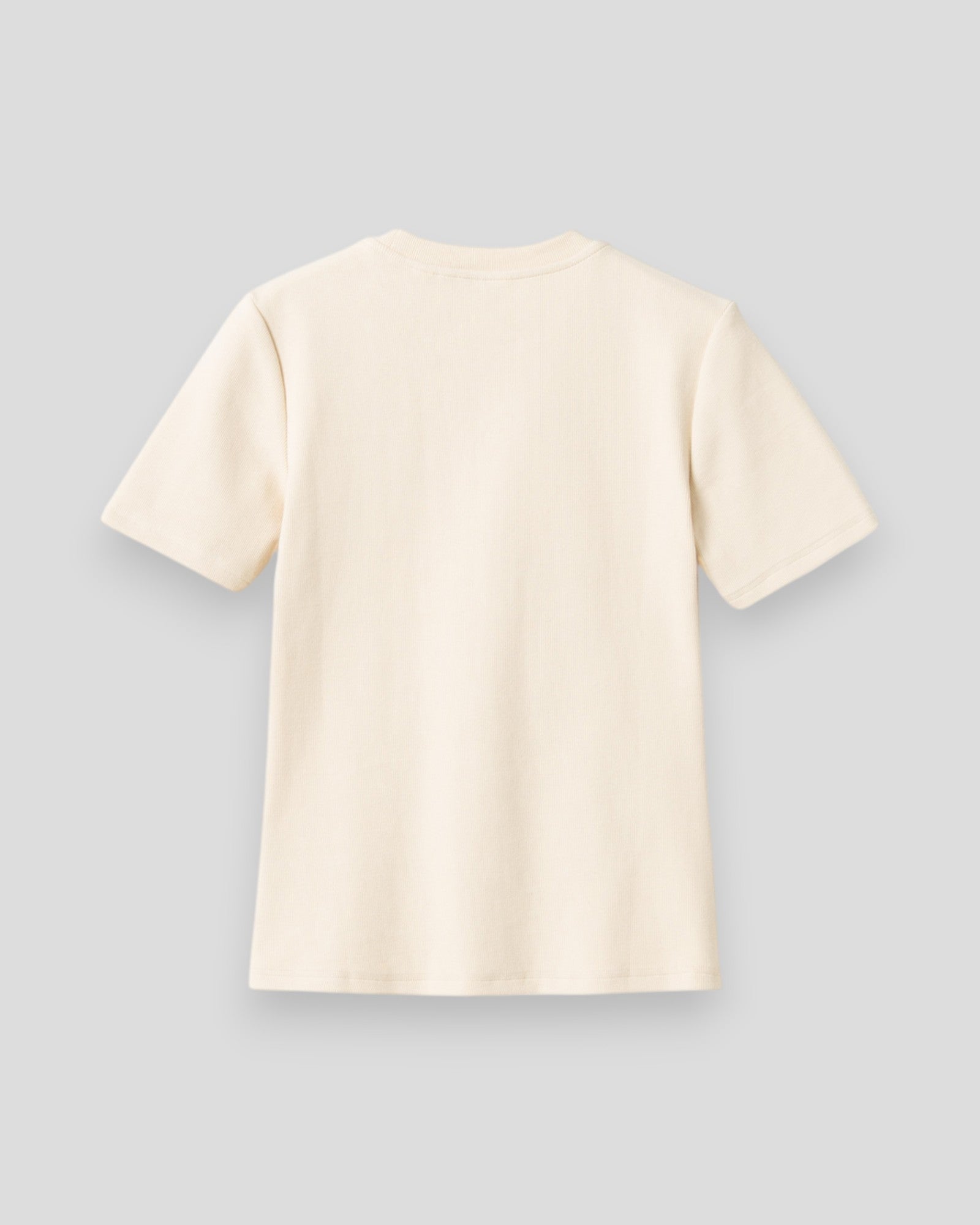 Noella N-Lidie SS Top i ivory, kortærmet bluse med elegant snit, set foran på modellen.