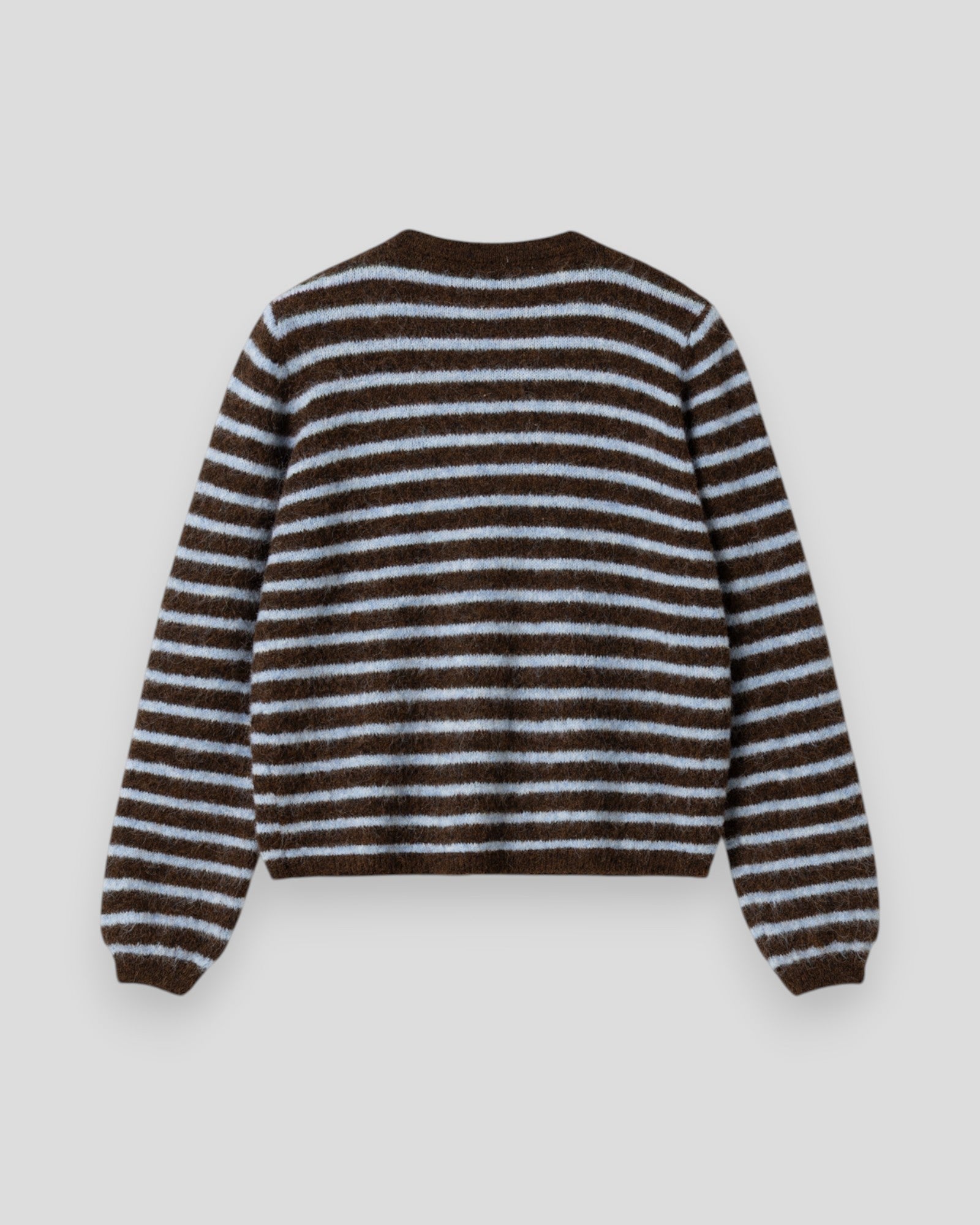 Kvinde bære brun og blå stribet strikkardigan fra Noella, blød og komfortabel knit til hverdagsbrug.