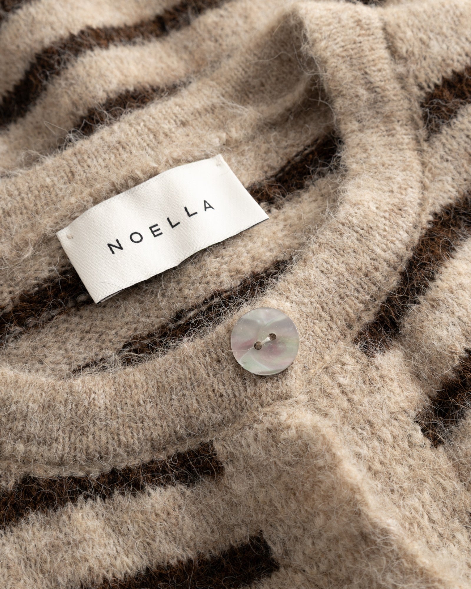 Noella kvindes strikket cardigan i brun sand med stribet mønster, blødt og behageligt til hverdagsbrug.