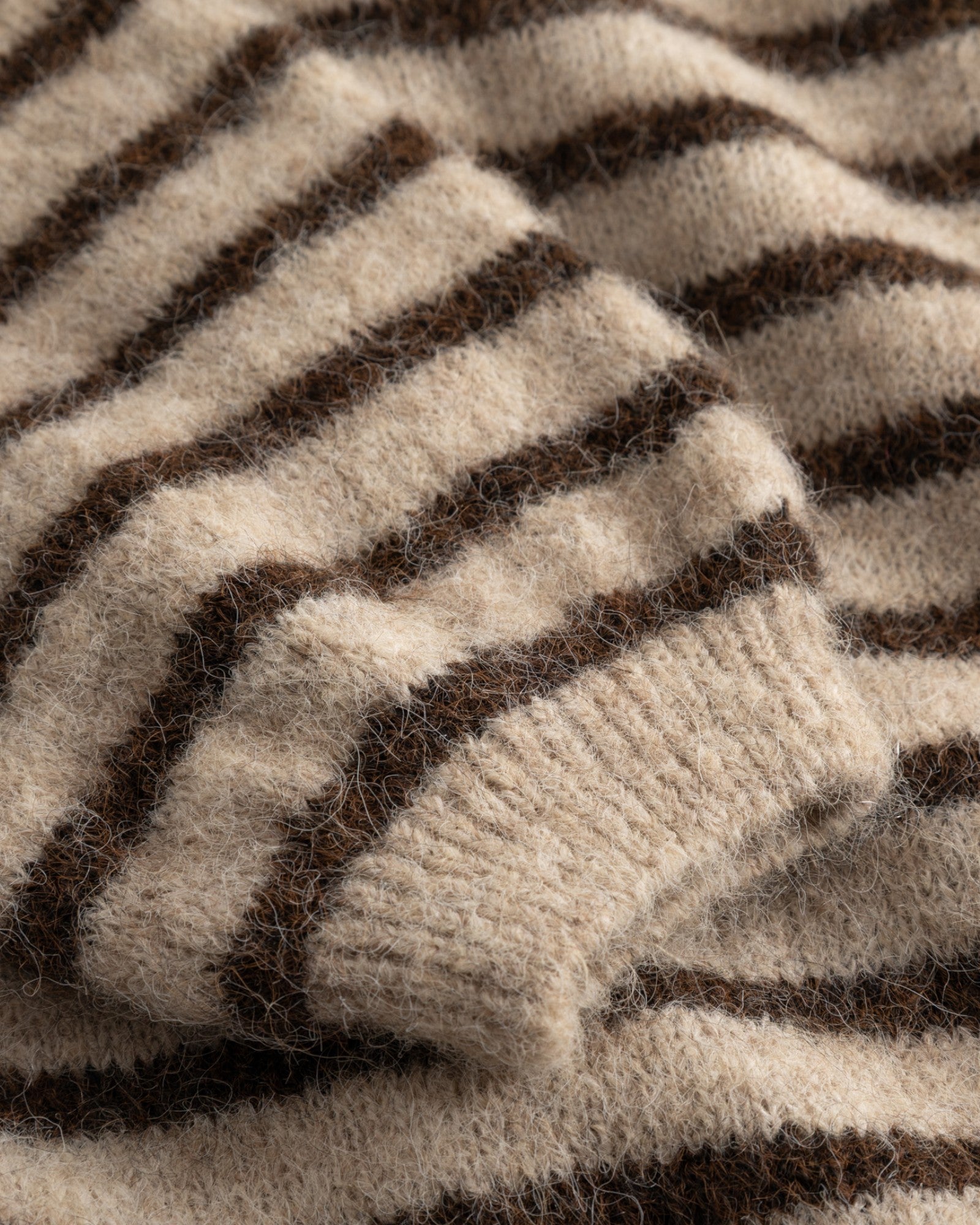 Dames strikket cardigan fra Noella i brun sand striber, blød og komfortabel med ribdetaljer og langærmet design.