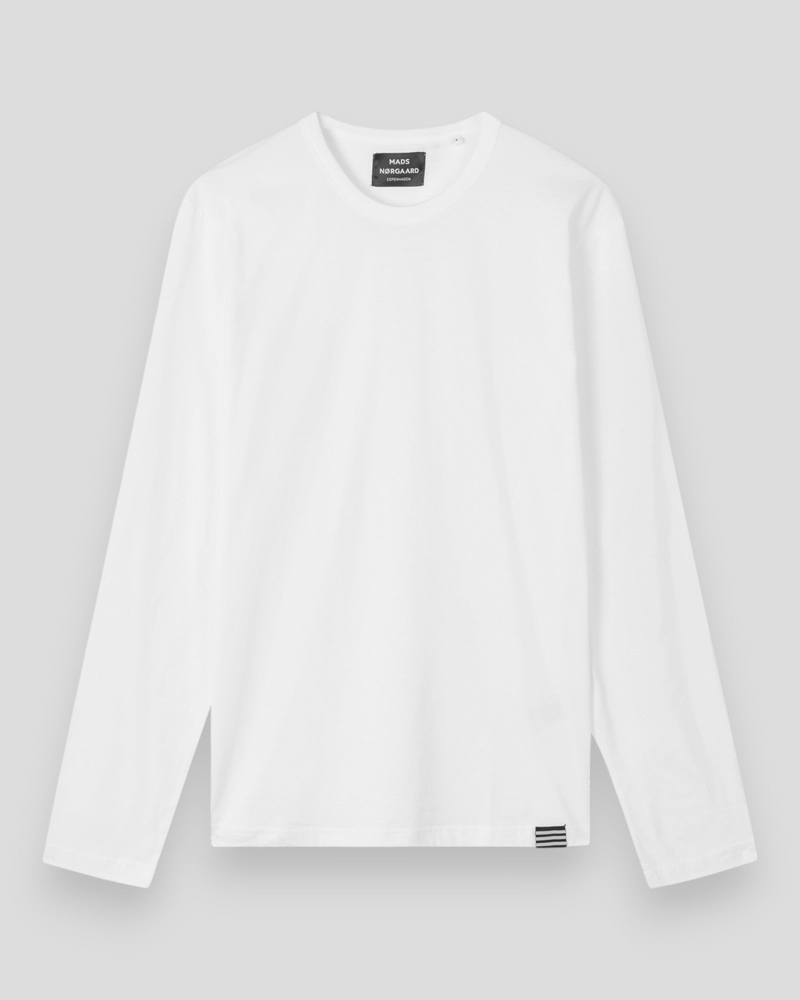 Hvid langærmet T-shirt fra Mads Nørgaard Fine Jersey Thor Tee LS FAV, vises med enkelt design og blødt jersey materiale.