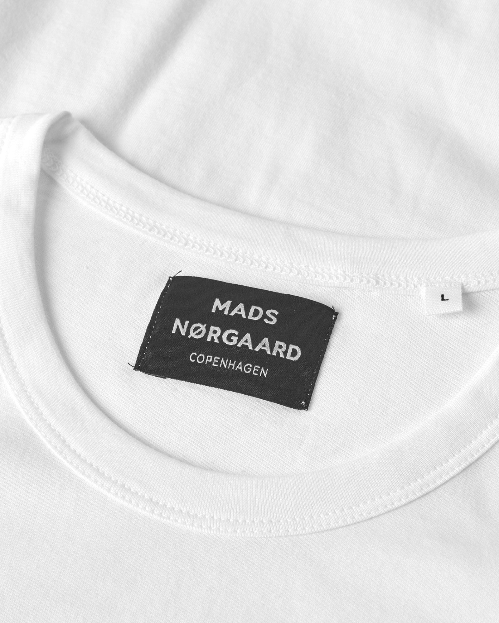 Hvid langærmet T-shirt fra Mads Nørgaard Fine Jersey Thor Tee LS FAV, vises med rund hals og blødt jersey-materiale.