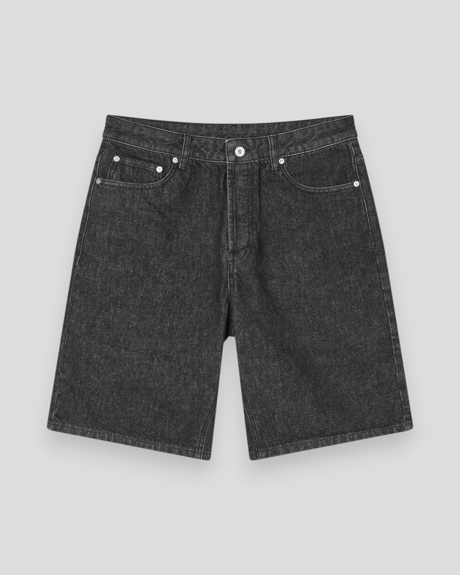 Mads Nørgaard Arizona sorte denim shorts med grå stenvask, afslappet pasform og detaljer i sort og grå nuance.