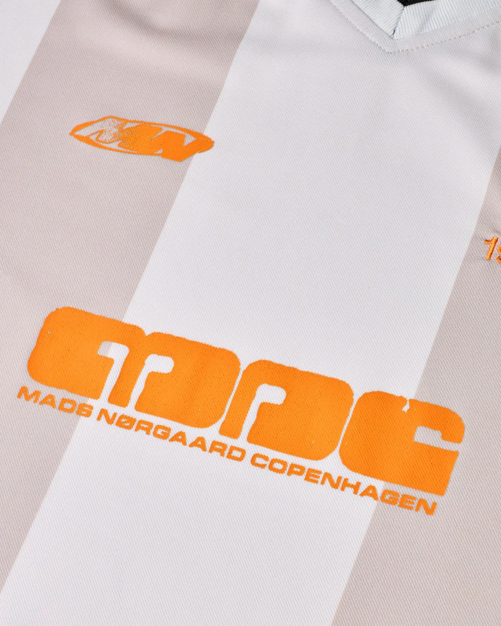 Mads Nørgaard sport football T-shirt i havrefarvet bomuld, afslappet pasform og moderne design.