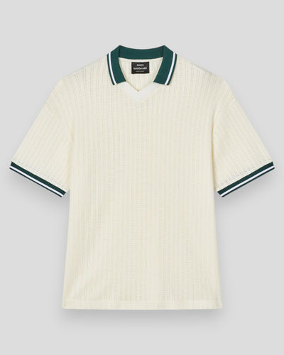 Sporty Lyonel Polo i Vanilla Ice, cremefarvet med grøn krave og hvide striber på ærmerne.