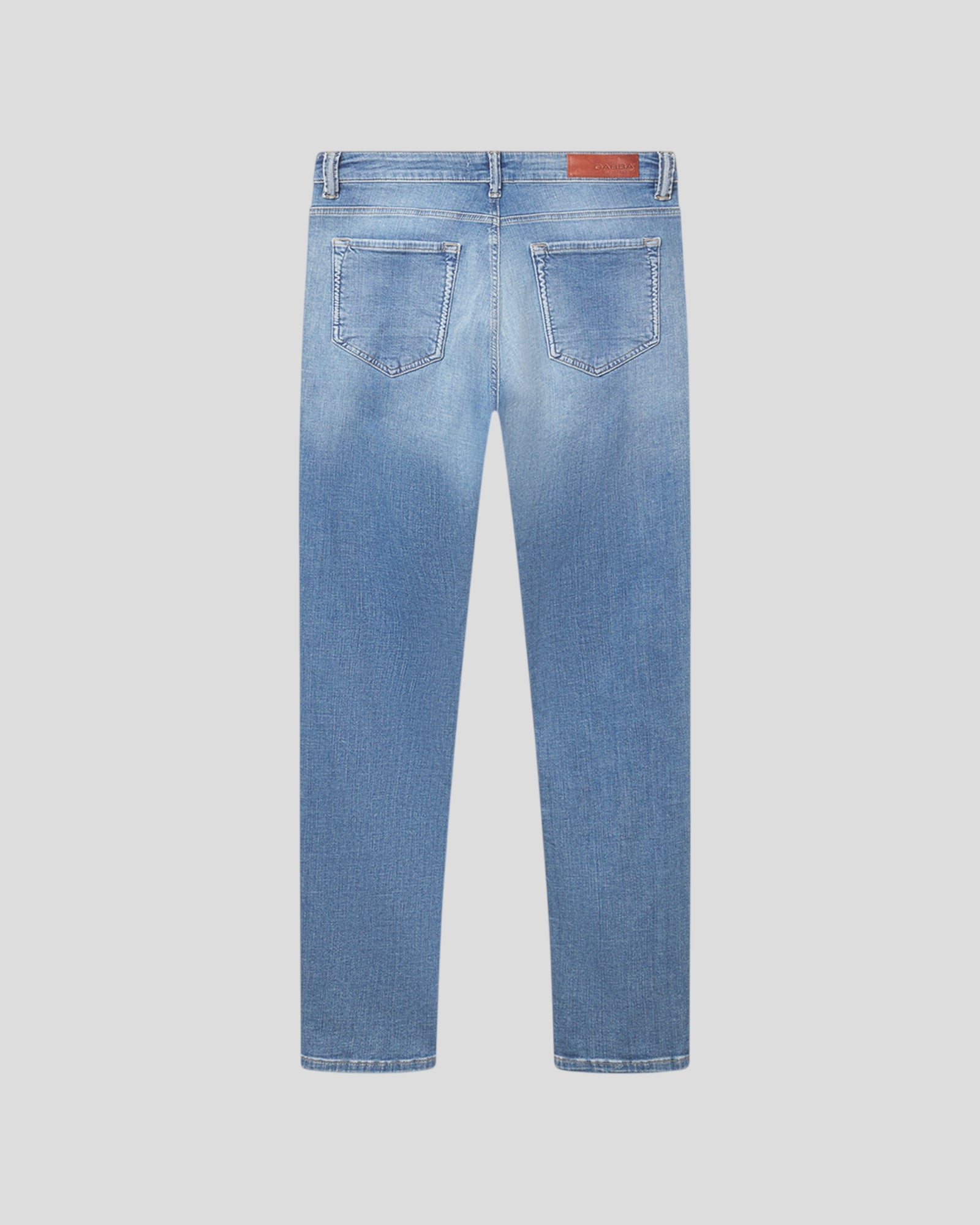 Gabba Jones K2615 jeans i denim vask, vises med klassisk pasform og detaljeret syning.
