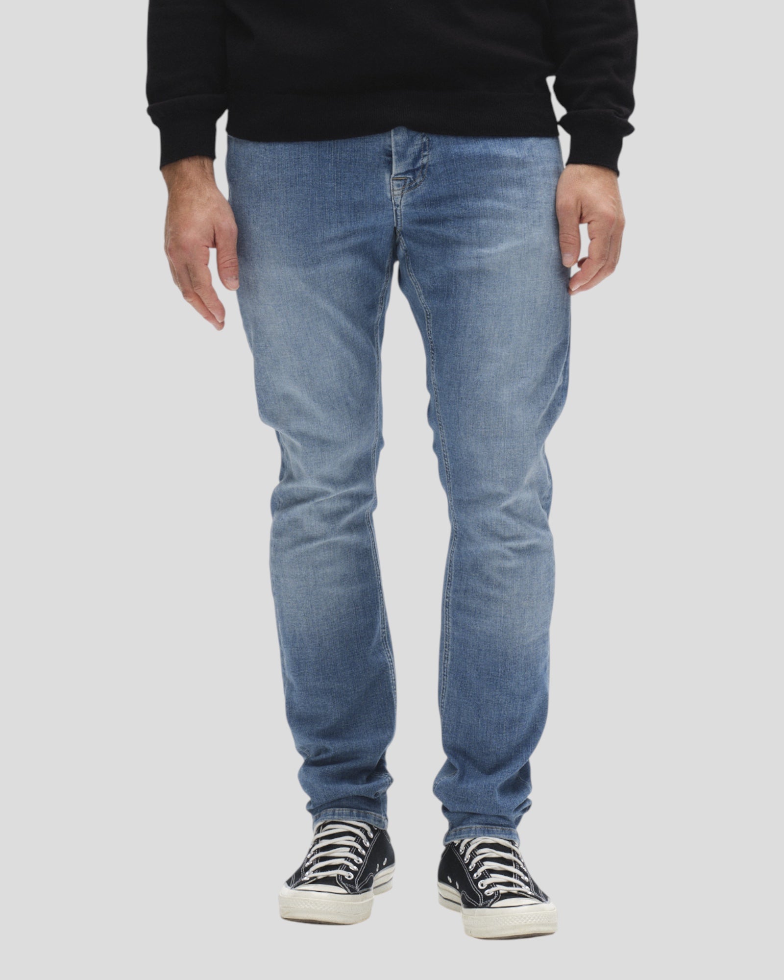 Gabba Jones K2615 jeans i denim vask, afslappet pasform og klassisk stil, vist på model.