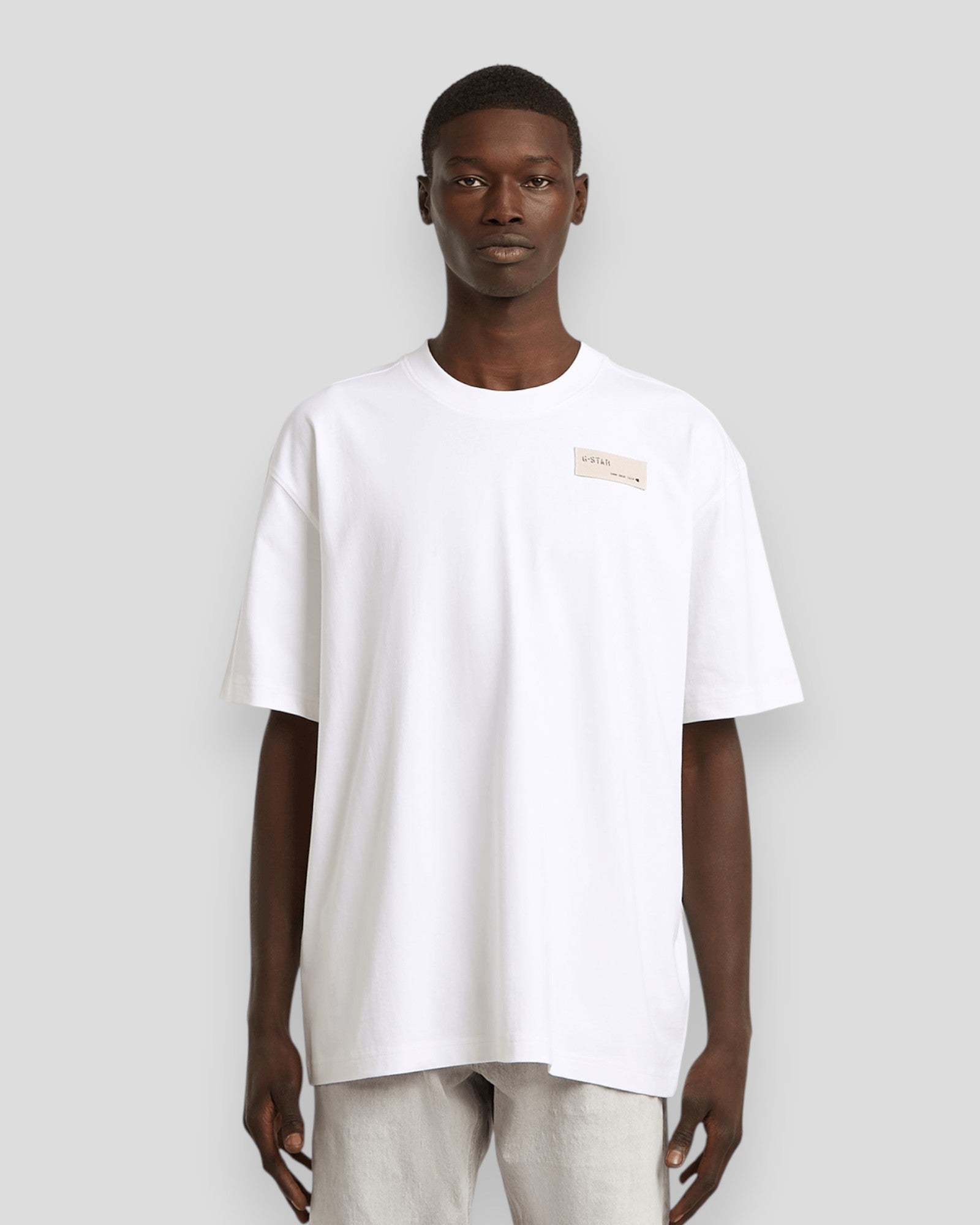 Hvid G-STAR RAW HB Badge Relaxed R T-shirt med logo foran, afslappet pasform og blødt bomuldsmateriale.