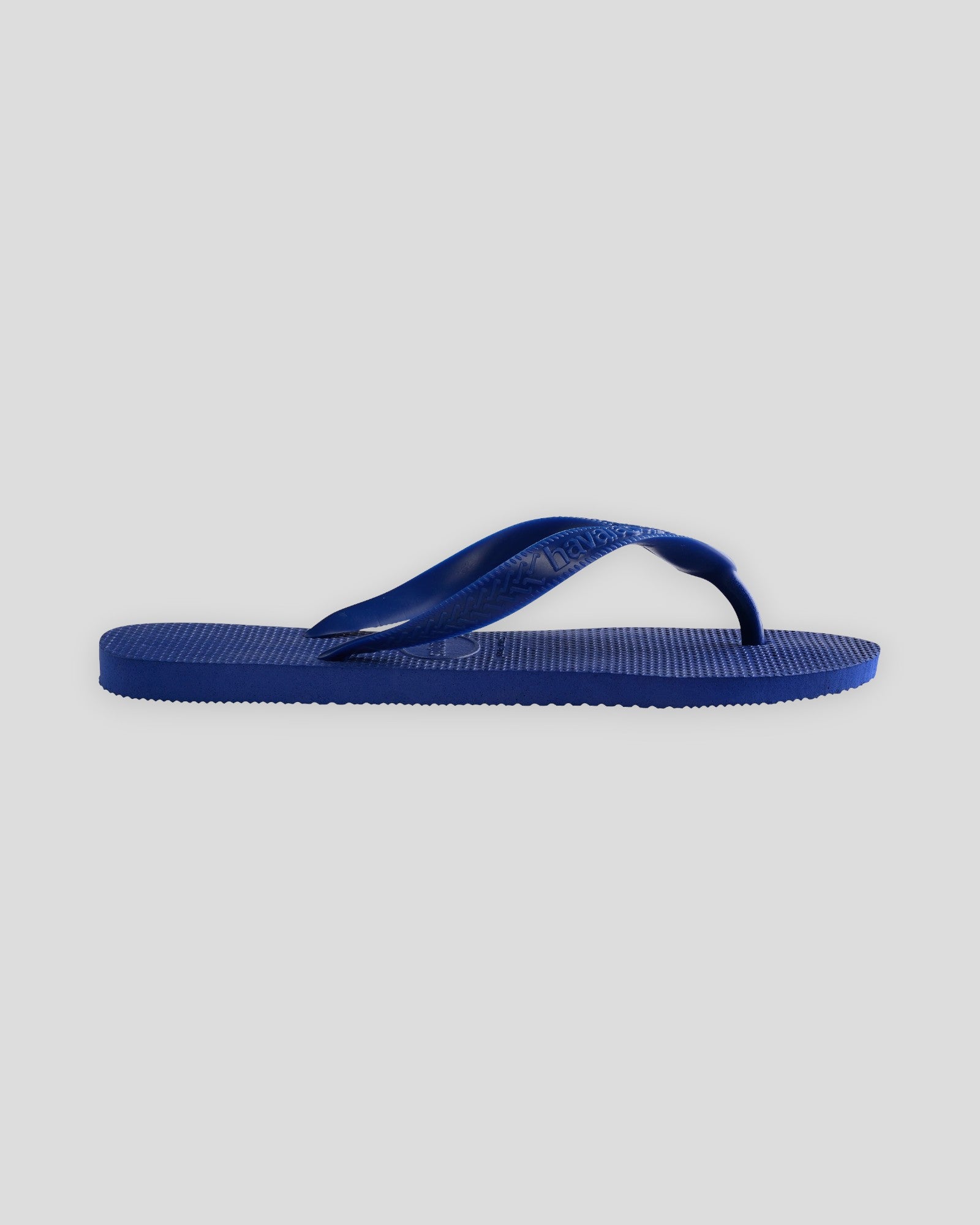 Havaianas marine blå damesandaler med flade såler og justerbar rem, komfortabelt fodtøj til sommerbrug.
