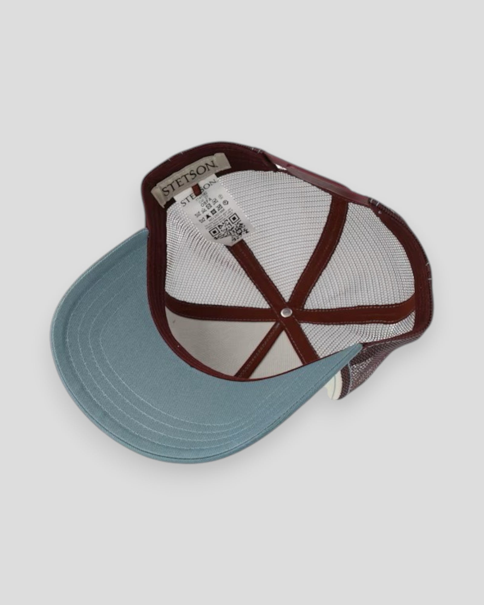 Hvid, blå og lilla trucker cap fra Stetson med pastelfarvet design og netbag bagpå, afslappet og stilfuld hovedbeklædning