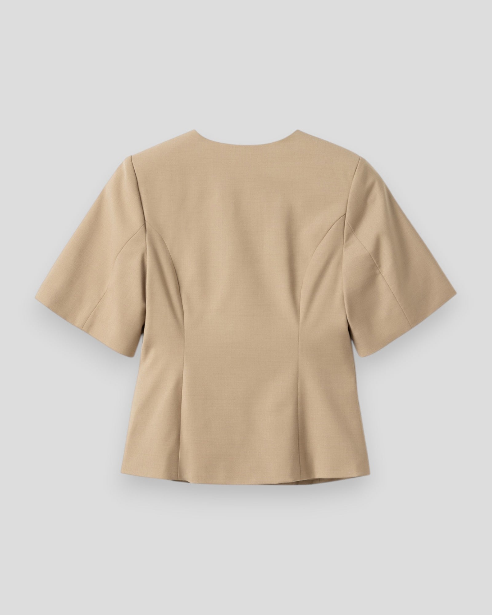 Kvinde i Noella Kasaundra blazer i oyster, stilfuld damesakseljakke med elegant snit og blødt stof.