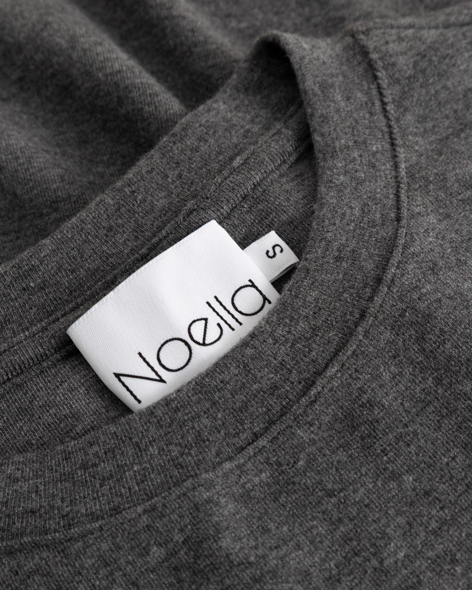 Noella Lidie SS Top i mørkegrå melange, afslappet dameshøjtop med rund hals og blødt stof.