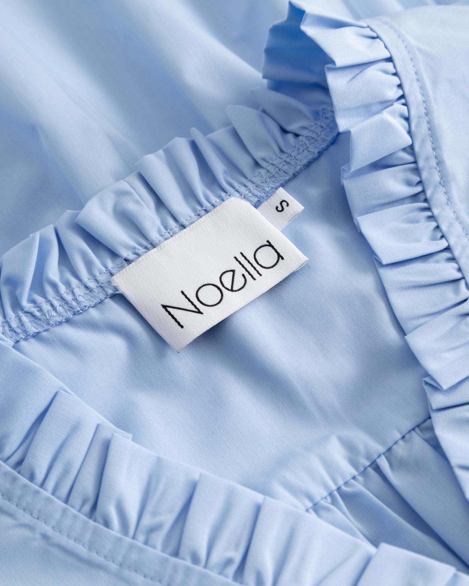 Let bluse fra Noella i lys blå farve med let faldet stof og lange ærmer, perfekt til kvinder.