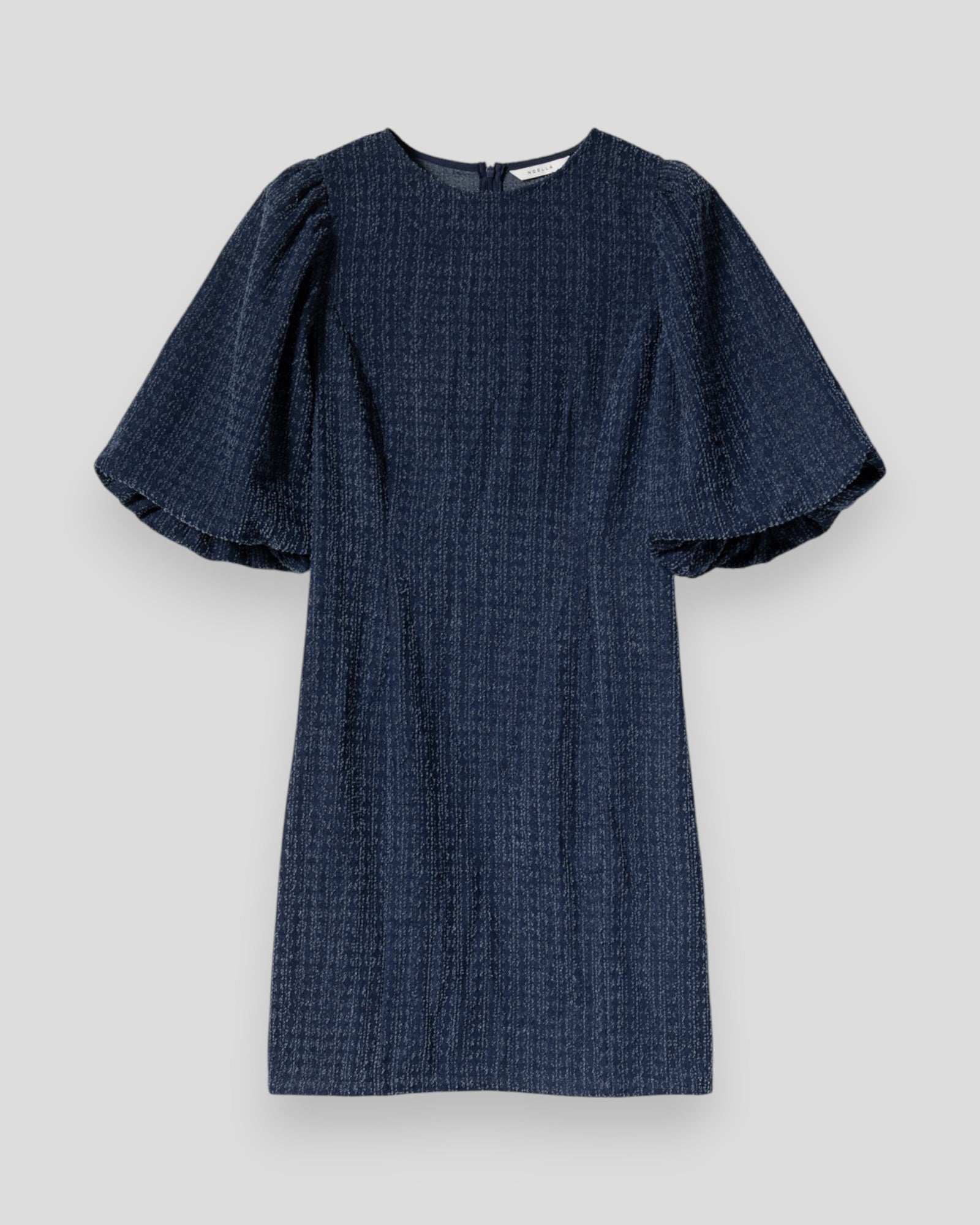 N-Michaela kjole fra Noella i mørkeblå vasket denim, vises med flot snit og detaljer.