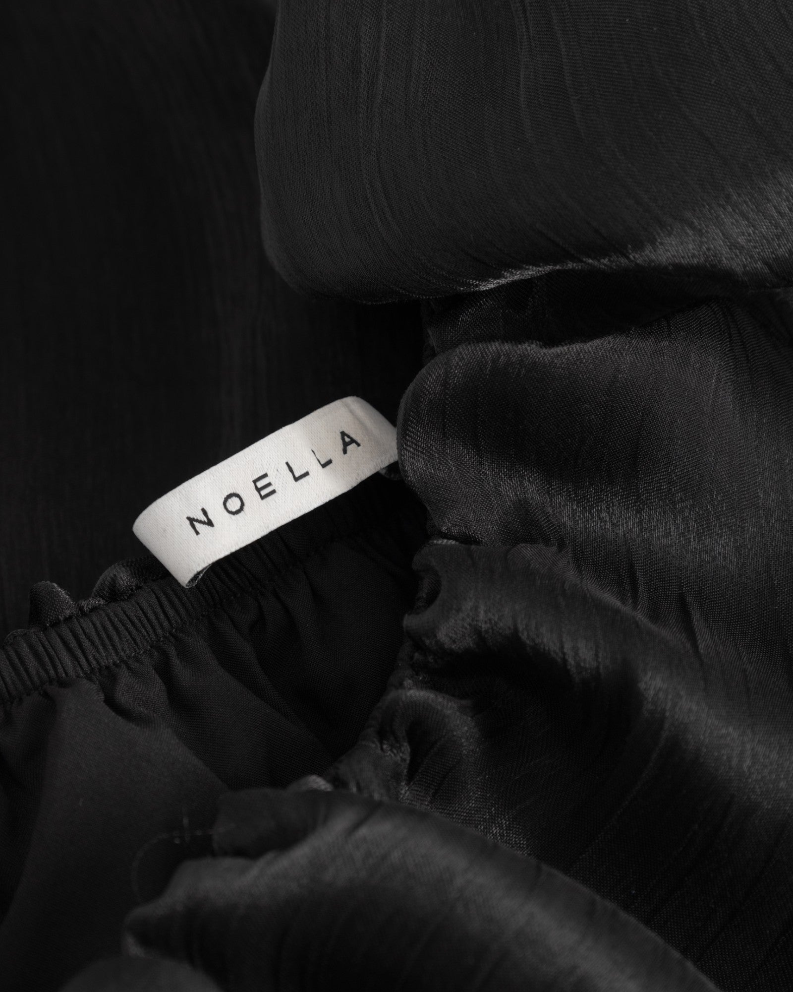 Sort N-Miya bluse til kvinder fra Noella, elegant top med lang ærme og blødt stof, vist på model.