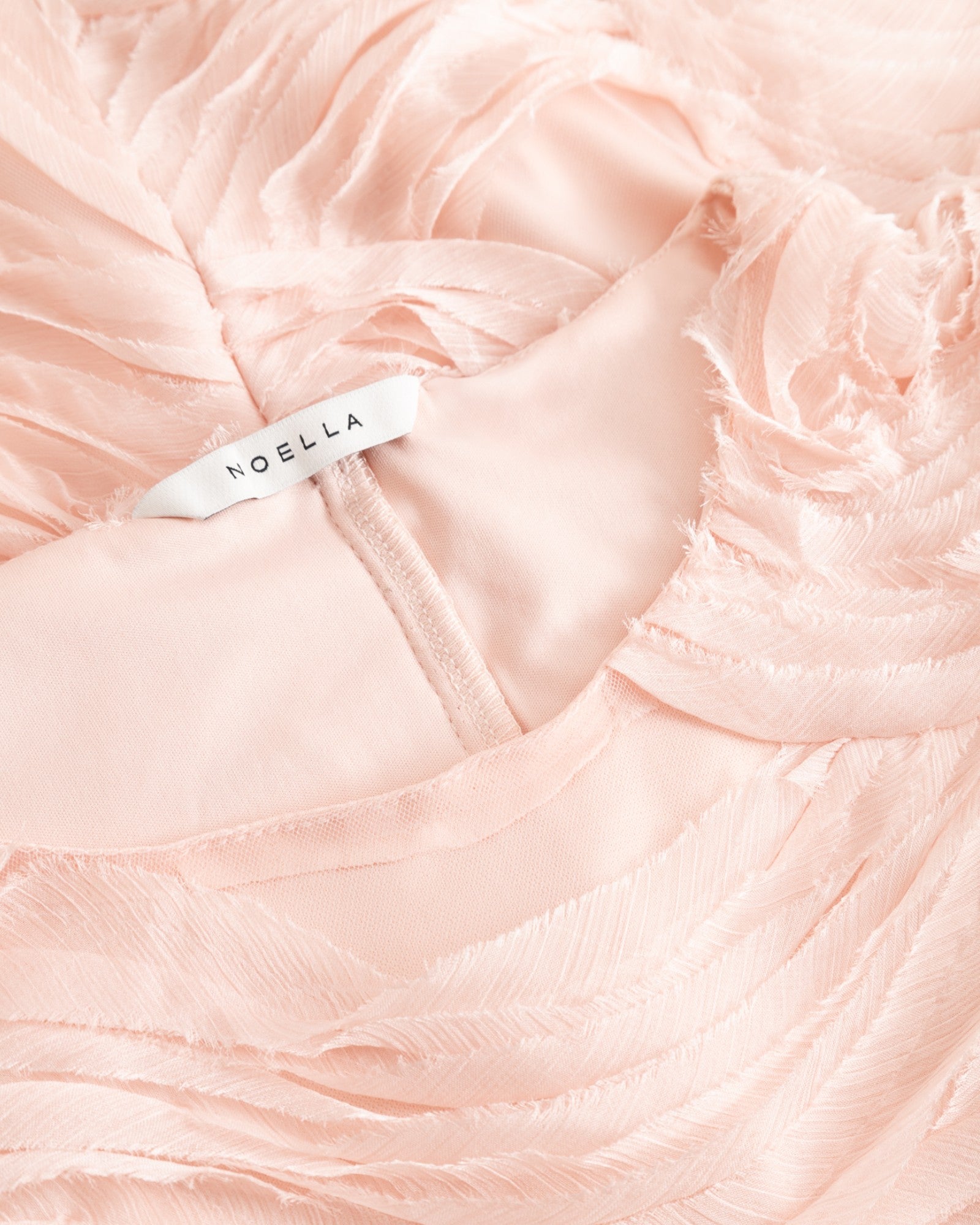Lille baby pink Noella N-Michaela kjole med blonder og fine detaljer, perfekt til børnefest eller hverdag.